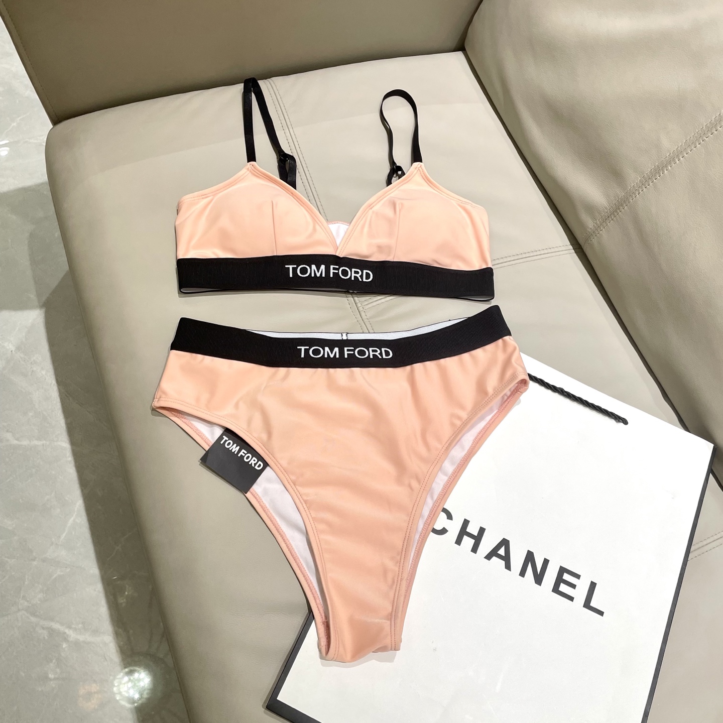 TOm FORD😍🥰适合多种场景的游泳衣🏊‍♀️海边 游泳池 温泉 水上乐园 漂流都可以😌内搭也完全可以