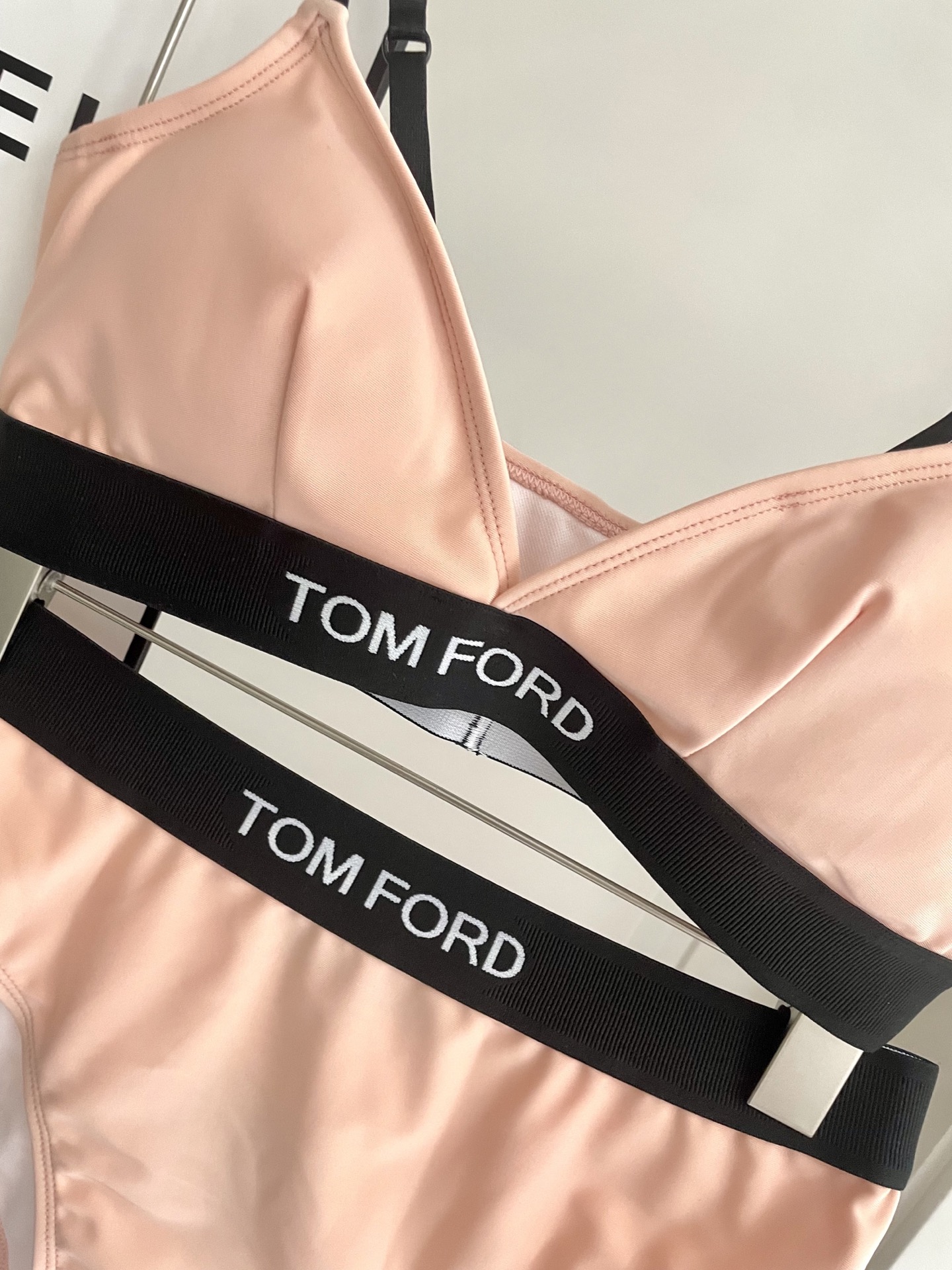TOm FORD😍🥰适合多种场景的游泳衣🏊‍♀️海边 游泳池 温泉 水上乐园 漂流都可以😌内搭也完全可以