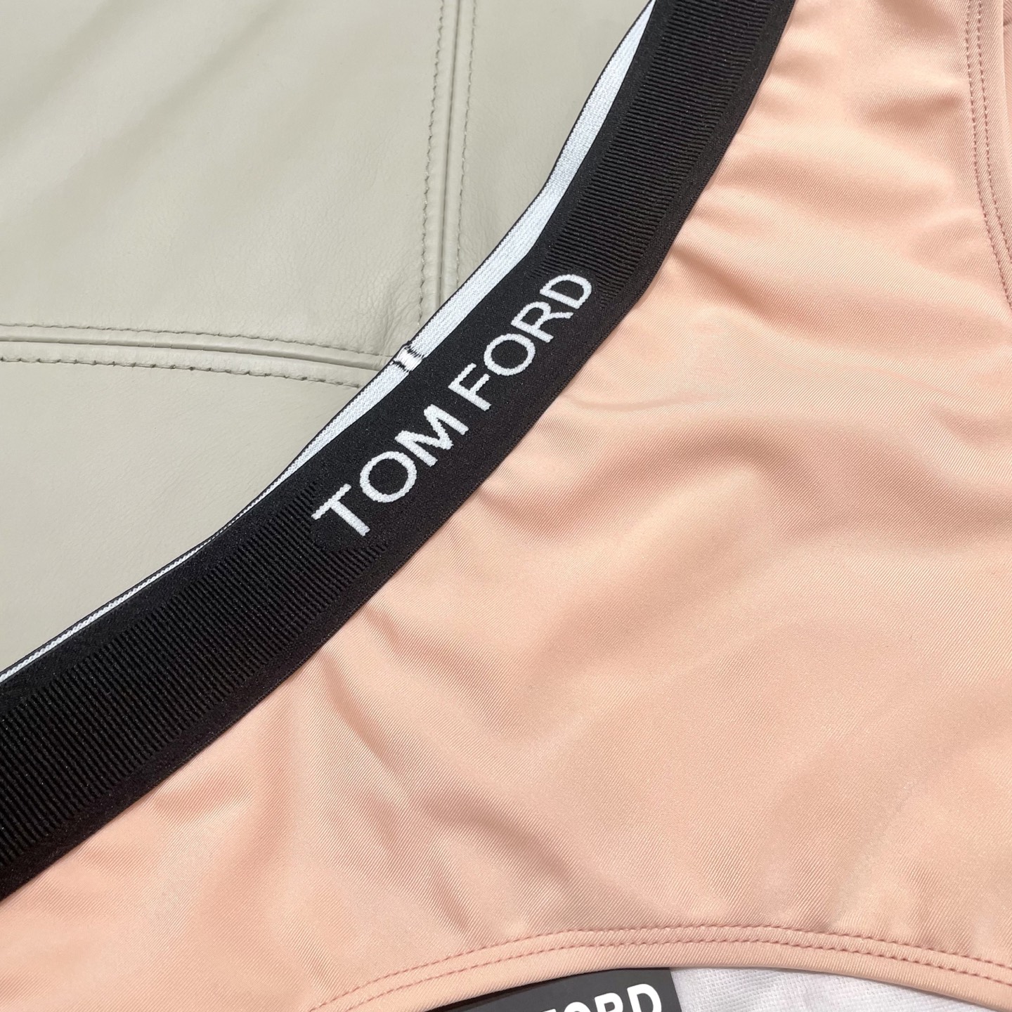 TOm FORD😍🥰适合多种场景的游泳衣🏊‍♀️海边 游泳池 温泉 水上乐园 漂流都可以😌内搭也完全可以