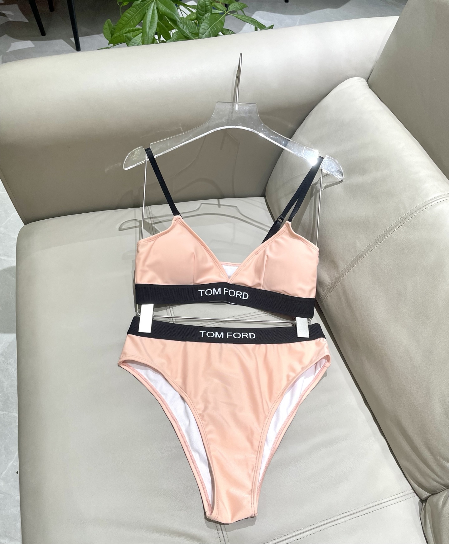 TOm FORD😍🥰适合多种场景的游泳衣🏊‍♀️海边 游泳池 温泉 水上乐园 漂流都可以😌内搭也完全可以