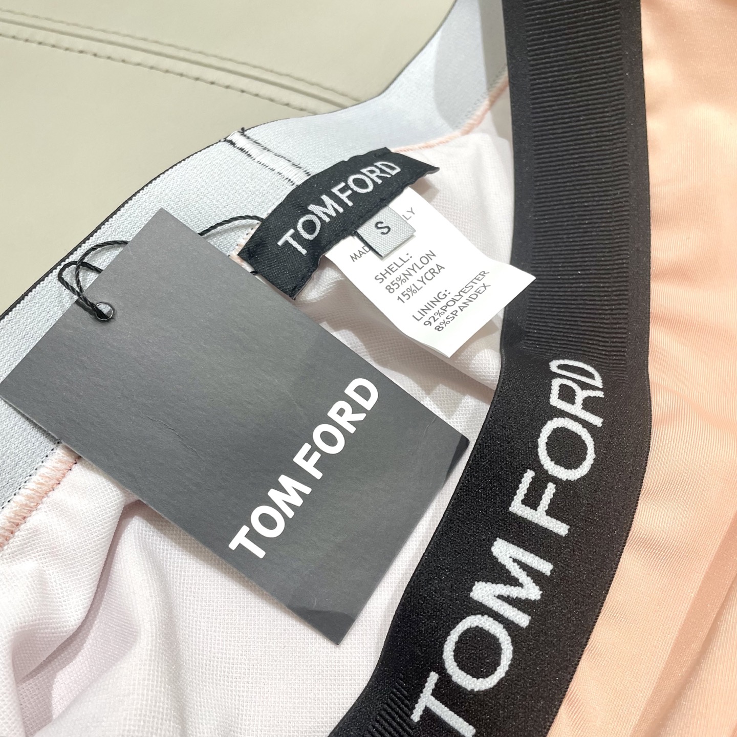 TOm FORD😍🥰适合多种场景的游泳衣🏊‍♀️海边 游泳池 温泉 水上乐园 漂流都可以😌内搭也完全可以