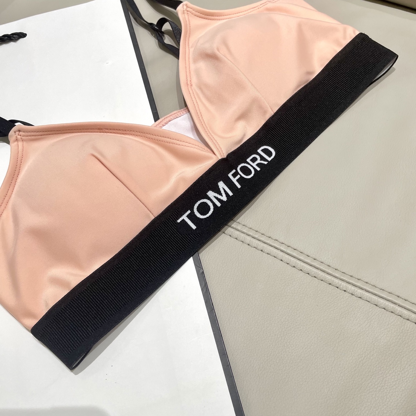TOm FORD😍🥰适合多种场景的游泳衣🏊‍♀️海边 游泳池 温泉 水上乐园 漂流都可以😌内搭也完全可以