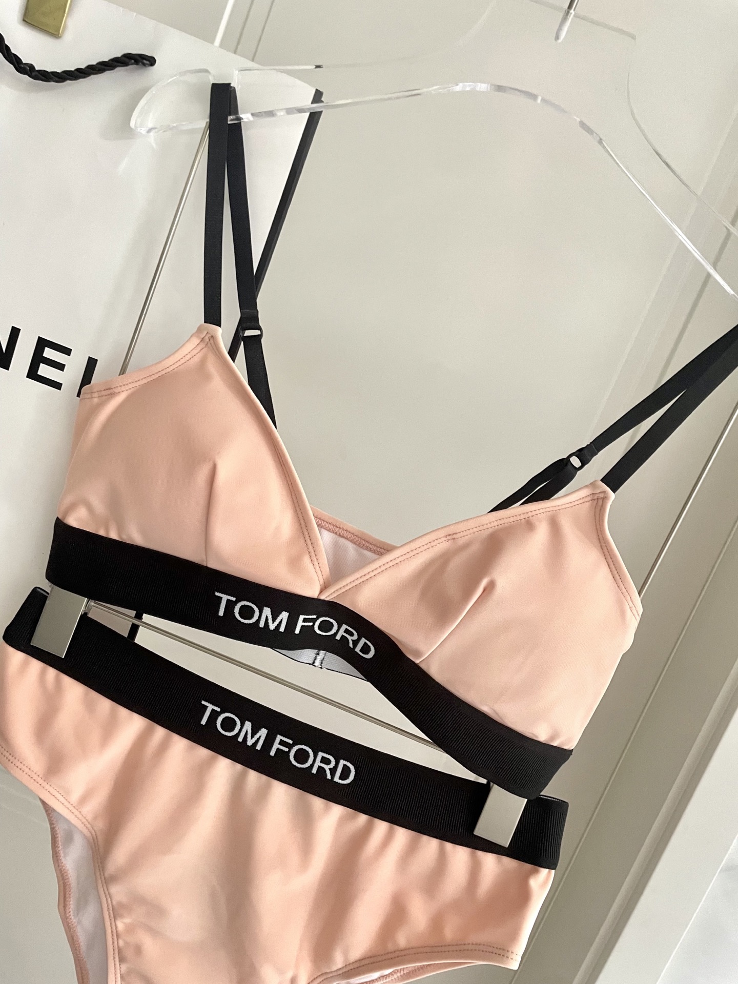 TOm FORD😍🥰适合多种场景的游泳衣🏊‍♀️海边 游泳池 温泉 水上乐园 漂流都可以😌内搭也完全可以