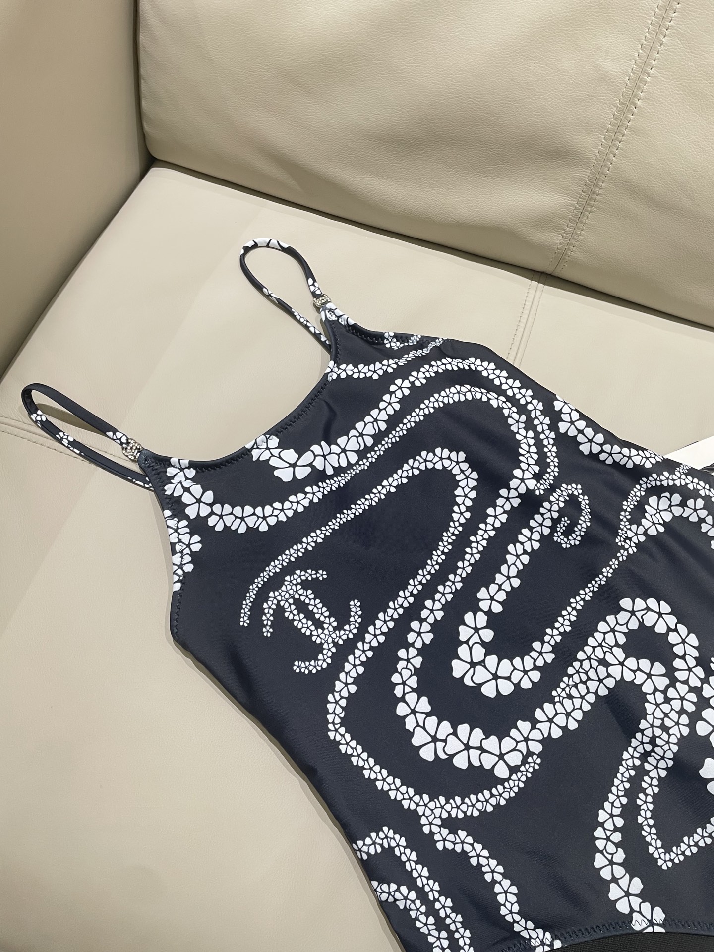  香奈儿新款连体泳衣 简单大气 适合多种场景的游泳衣🏊‍♀️海边 游泳池 温泉 水上乐园 漂流都可以😌内