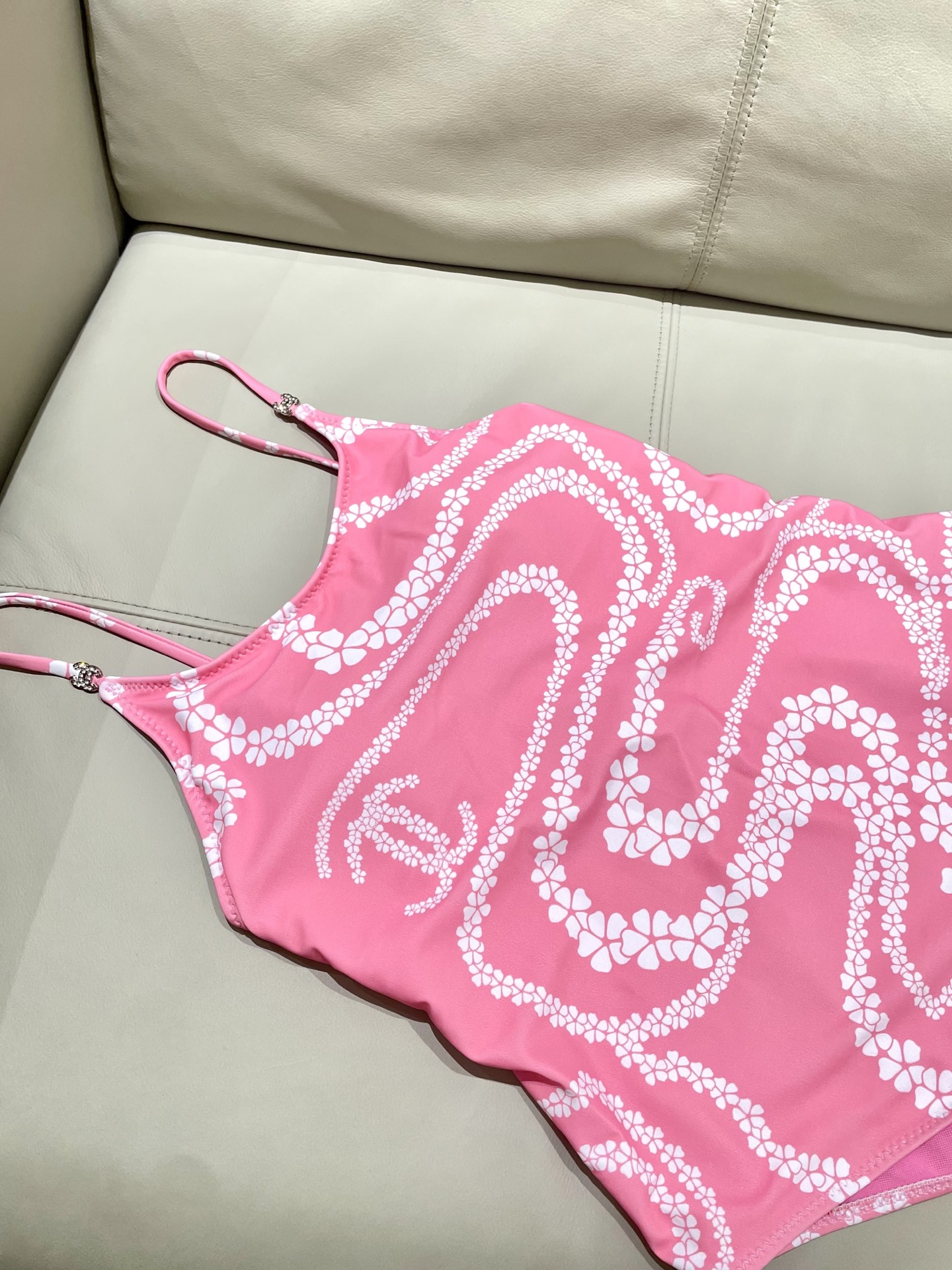  香奈儿新款连体泳衣 简单大气 适合多种场景的游泳衣🏊‍♀️海边 游泳池 温泉 水上乐园 漂流都可以😌内