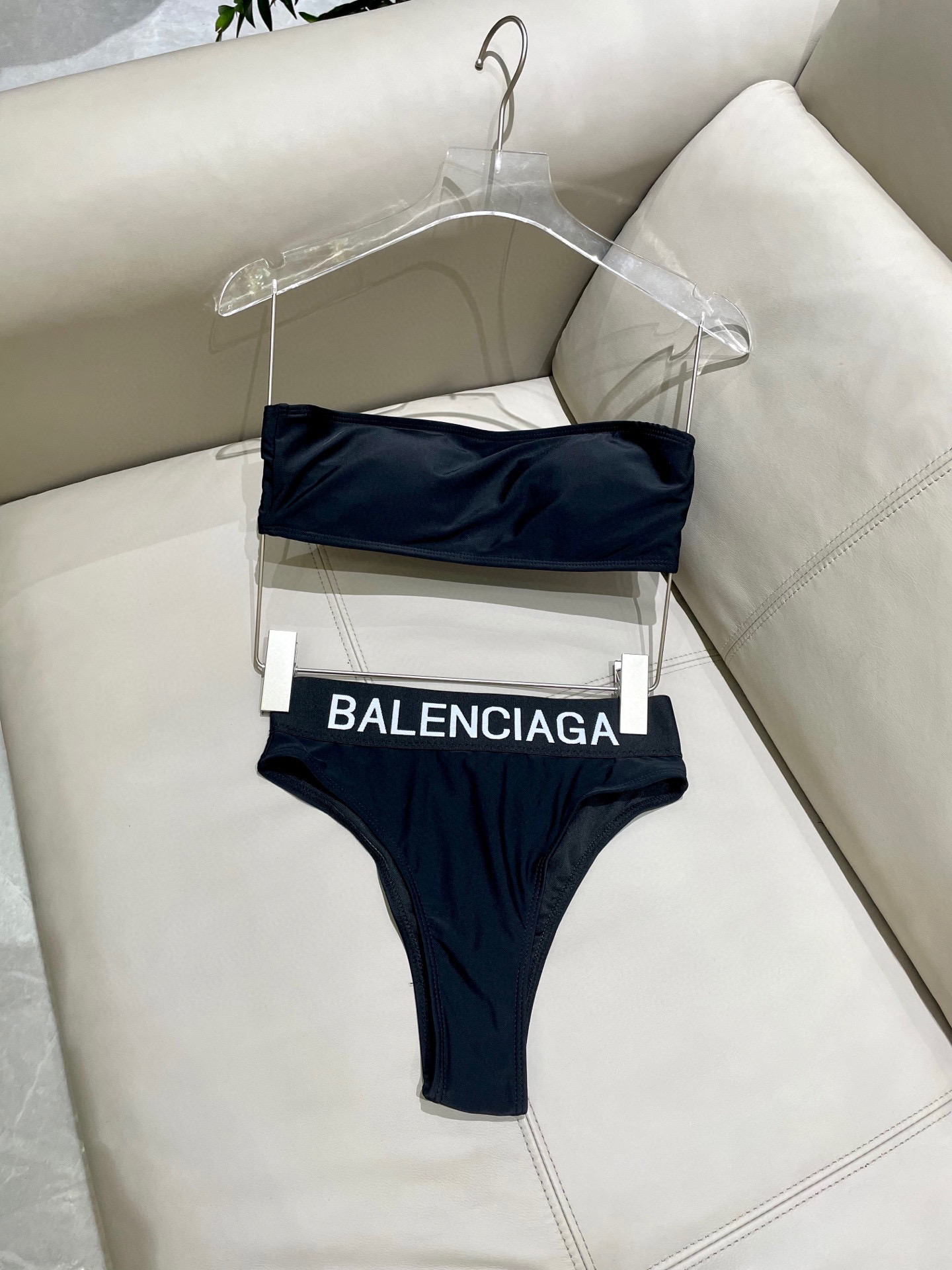  巴黎世家抹胸分体泳衣👙❤️😍🥰适合多种场景的游泳衣🏊‍♀️海边 游泳池 温泉 水上乐园 漂流都可以😌内