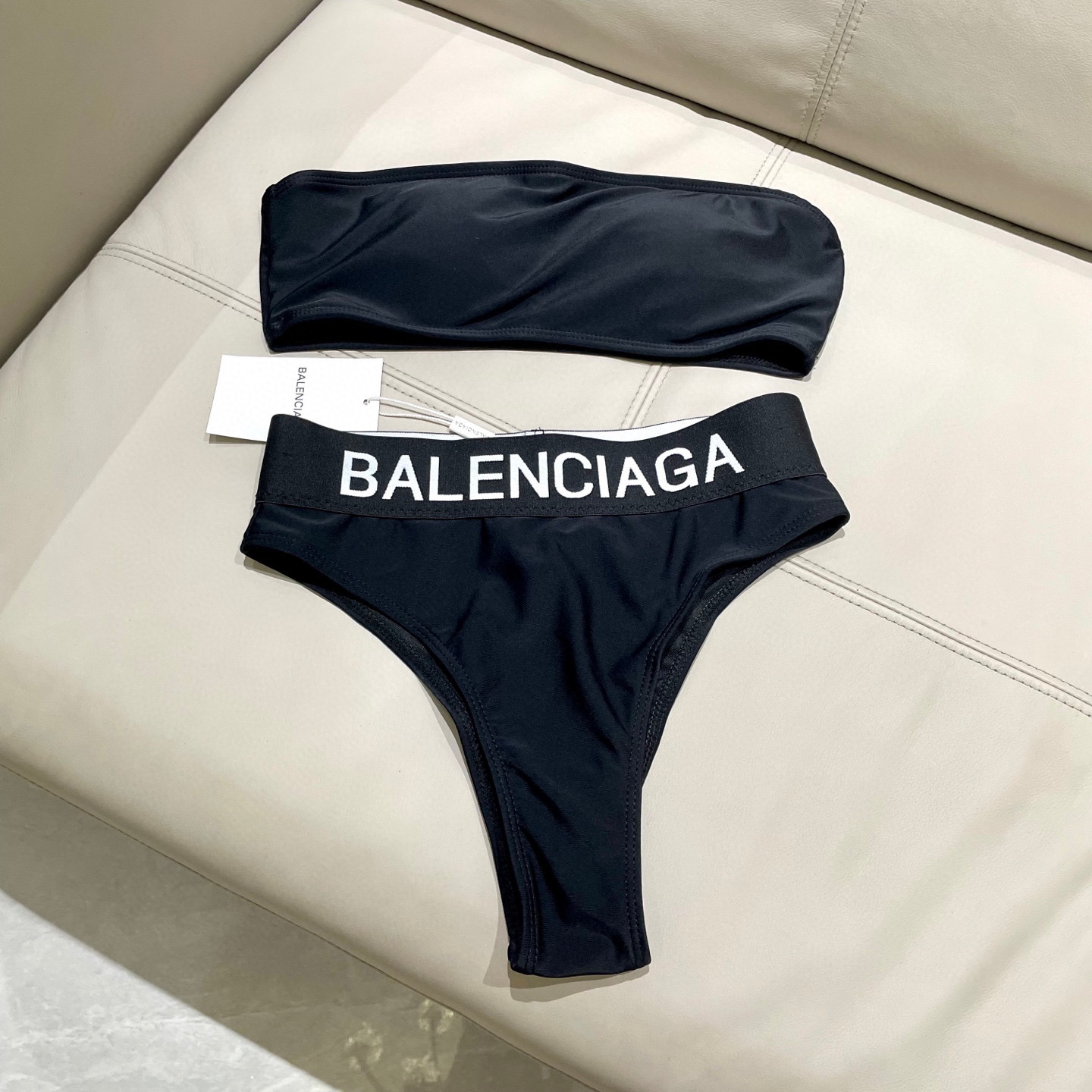  巴黎世家抹胸分体泳衣👙❤️😍🥰适合多种场景的游泳衣🏊‍♀️海边 游泳池 温泉 水上乐园 漂流都可以😌内