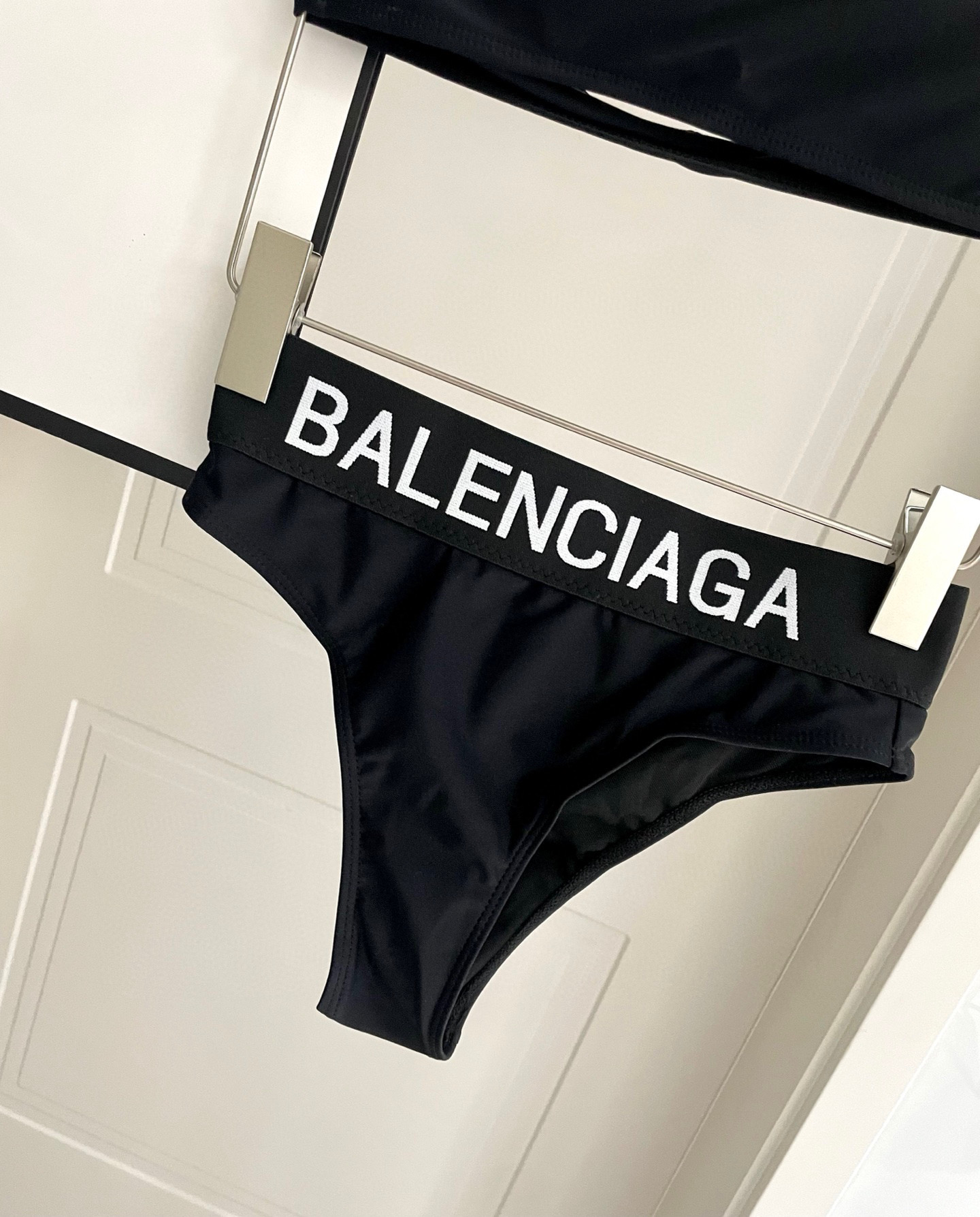  巴黎世家抹胸分体泳衣👙❤️😍🥰适合多种场景的游泳衣🏊‍♀️海边 游泳池 温泉 水上乐园 漂流都可以😌内