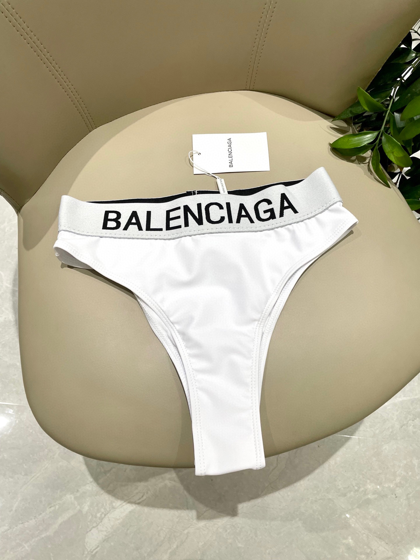  巴黎世家抹胸分体泳衣👙❤️😍🥰适合多种场景的游泳衣🏊‍♀️海边 游泳池 温泉 水上乐园 漂流都可以😌内