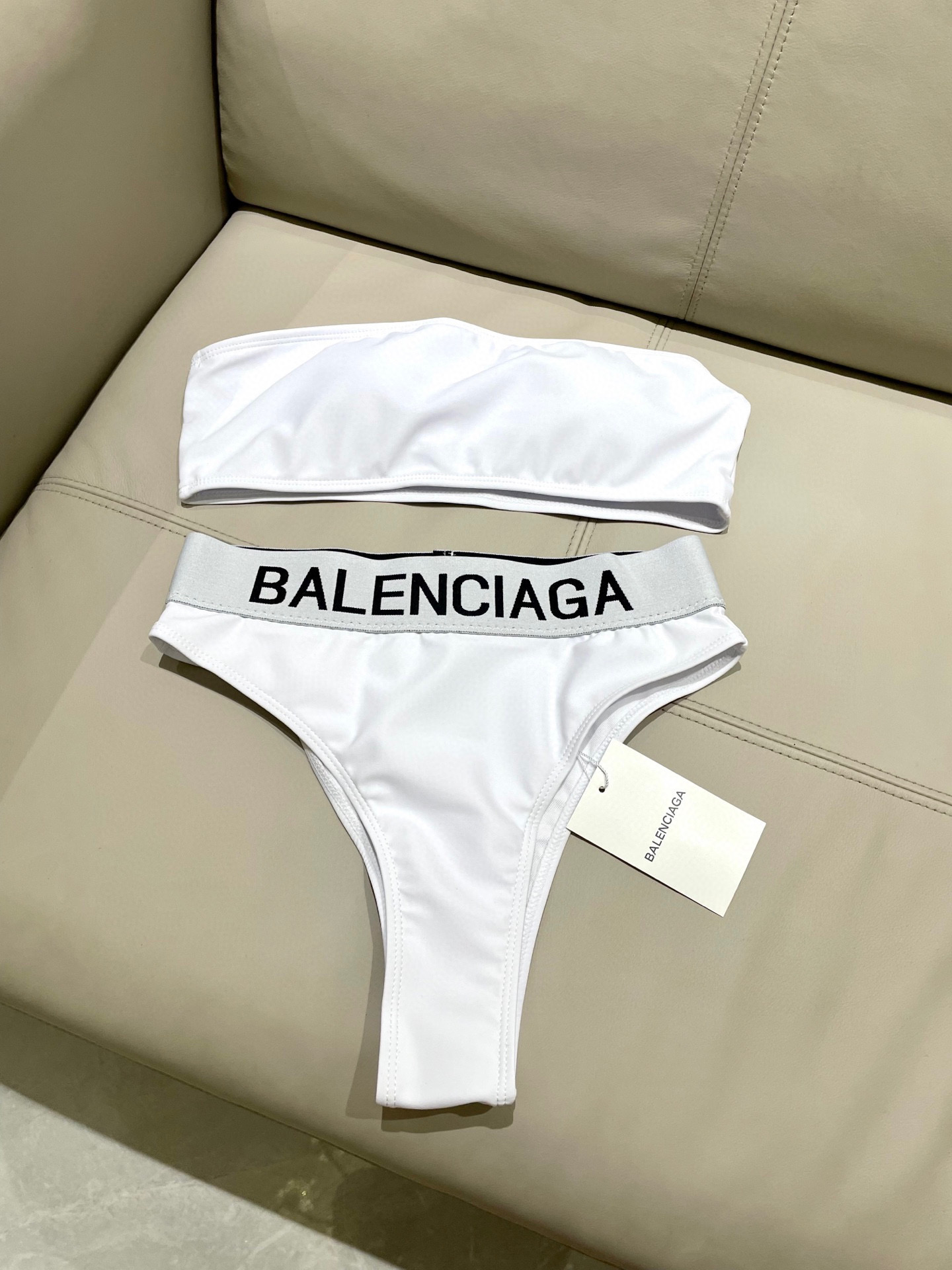  巴黎世家抹胸分体泳衣👙❤️😍🥰适合多种场景的游泳衣🏊‍♀️海边 游泳池 温泉 水上乐园 漂流都可以😌内