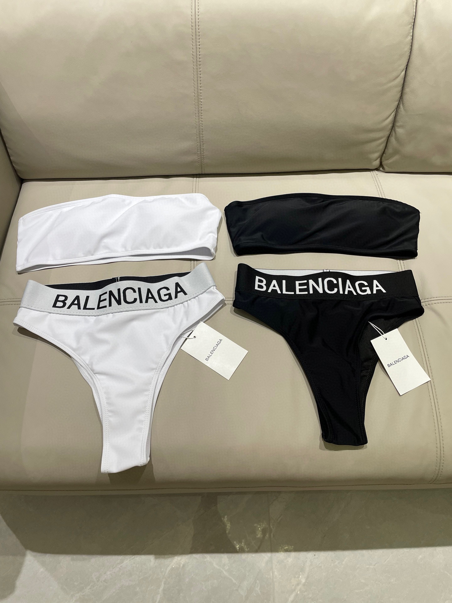  巴黎世家抹胸分体泳衣👙❤️😍🥰适合多种场景的游泳衣🏊‍♀️海边 游泳池 温泉 水上乐园 漂流都可以😌内