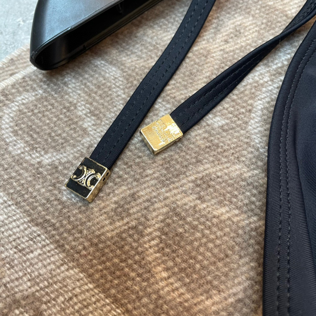  Celine凯旋门大五金比基尼  延续了经典极简风格 高级感满满 超级出片 推荐款 😍🥰适合多种场景的