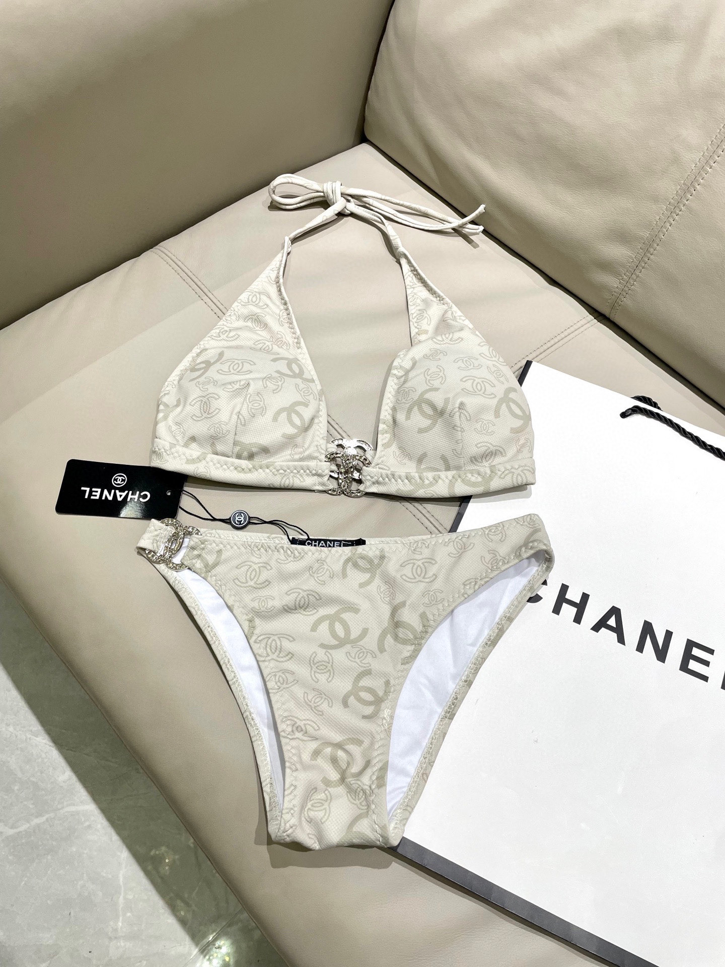  香奈儿新款连体泳衣😍🥰适合多种场景的游泳衣🏊‍♀️海边 游泳池 温泉 水上乐园 漂流都可以😌内搭也完全