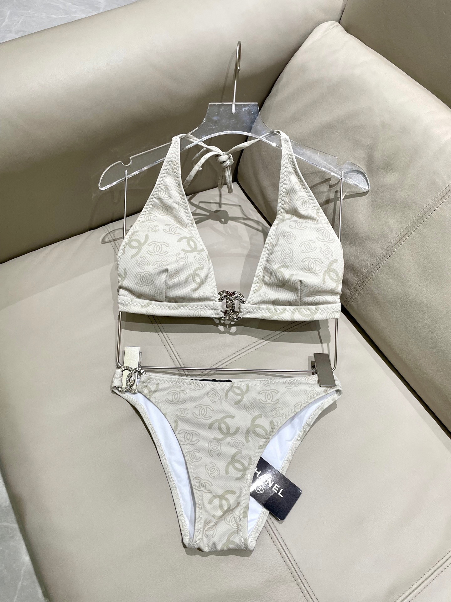  香奈儿新款连体泳衣😍🥰适合多种场景的游泳衣🏊‍♀️海边 游泳池 温泉 水上乐园 漂流都可以😌内搭也完全