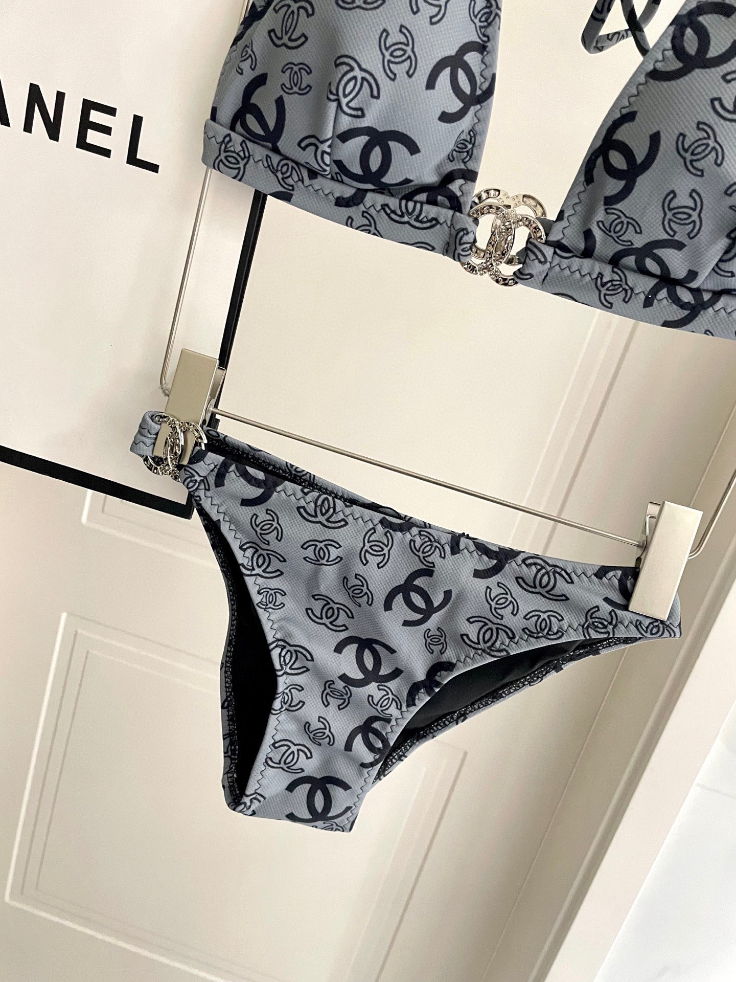  香奈儿新款连体泳衣😍🥰适合多种场景的游泳衣🏊‍♀️海边 游泳池 温泉 水上乐园 漂流都可以😌内搭也完全