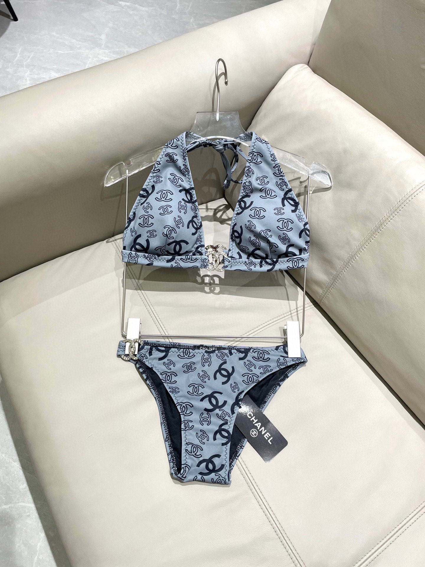 香奈儿新款连体泳衣😍🥰适合多种场景的游泳衣🏊‍♀️海边 游泳池 温泉 水上乐园 漂流都可以😌内搭也完全