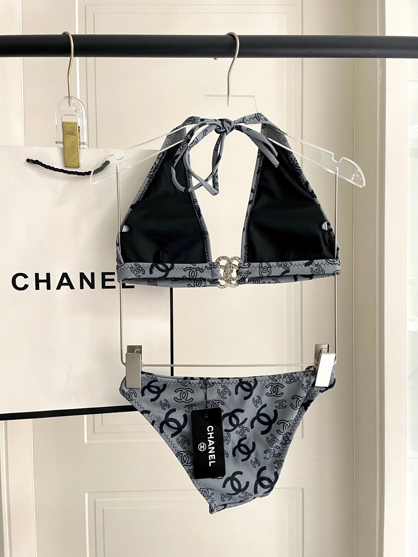  香奈儿新款连体泳衣😍🥰适合多种场景的游泳衣🏊‍♀️海边 游泳池 温泉 水上乐园 漂流都可以😌内搭也完全