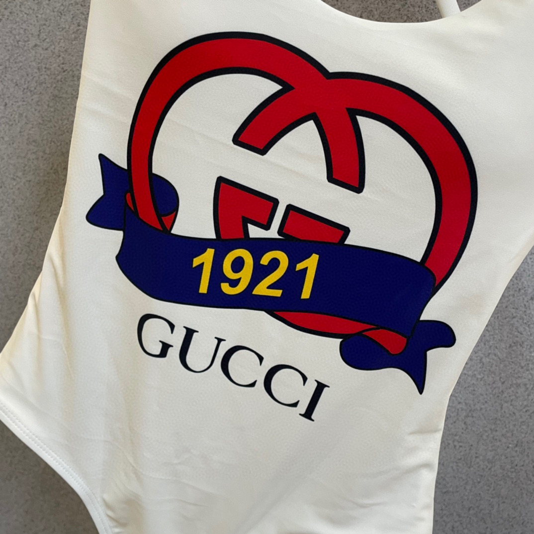  Gucci新款连体泳衣 实物超级美 😍🥰适合多种场景的游泳衣🏊‍♀️海边 游泳池 温泉 水上乐园 漂流