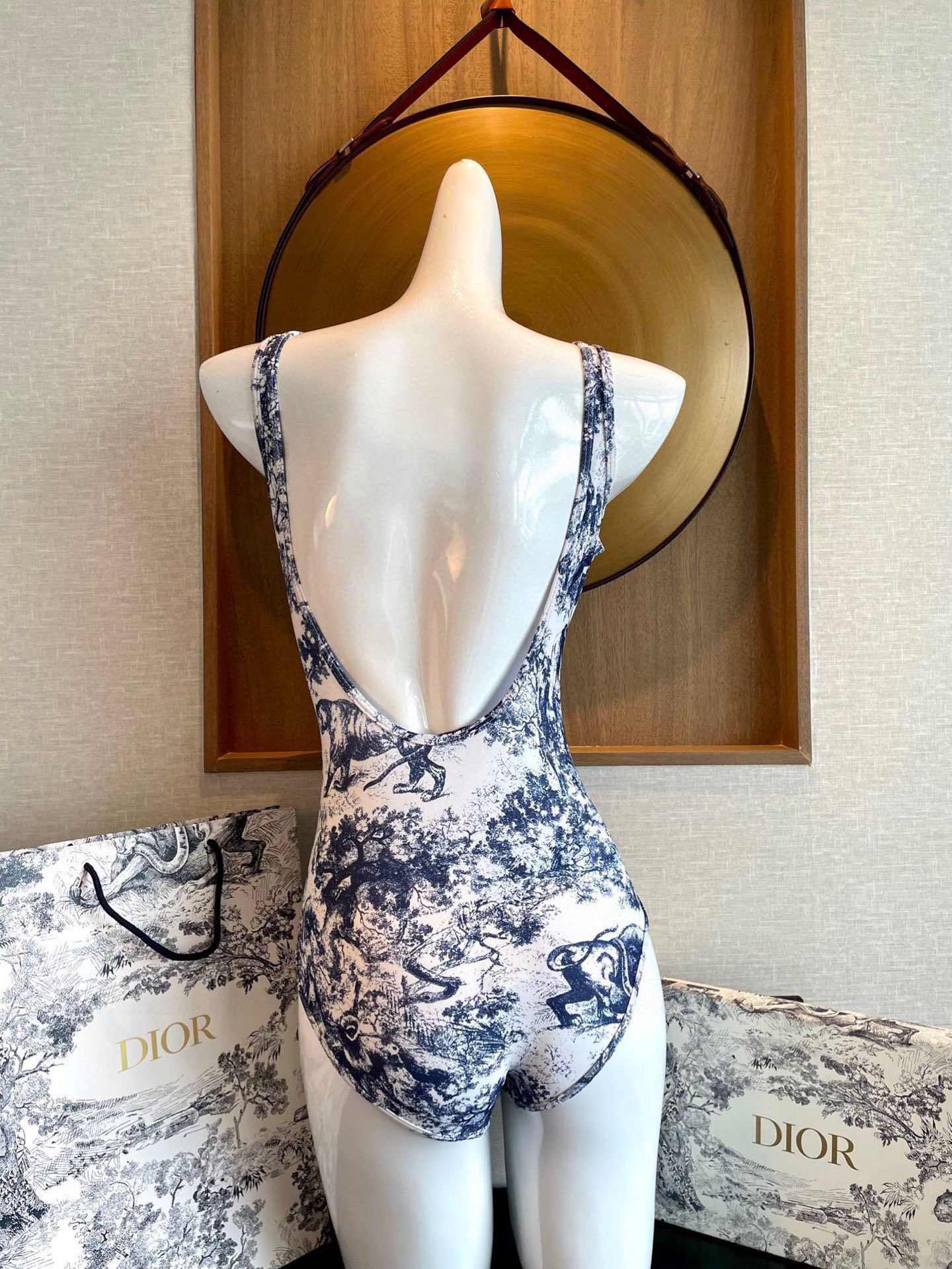  Dior 迪奥😍🥰适合多种场景的游泳衣🏊‍♀️海边 游泳池 温泉 水上乐园 漂流都可以😌内搭也完全可以