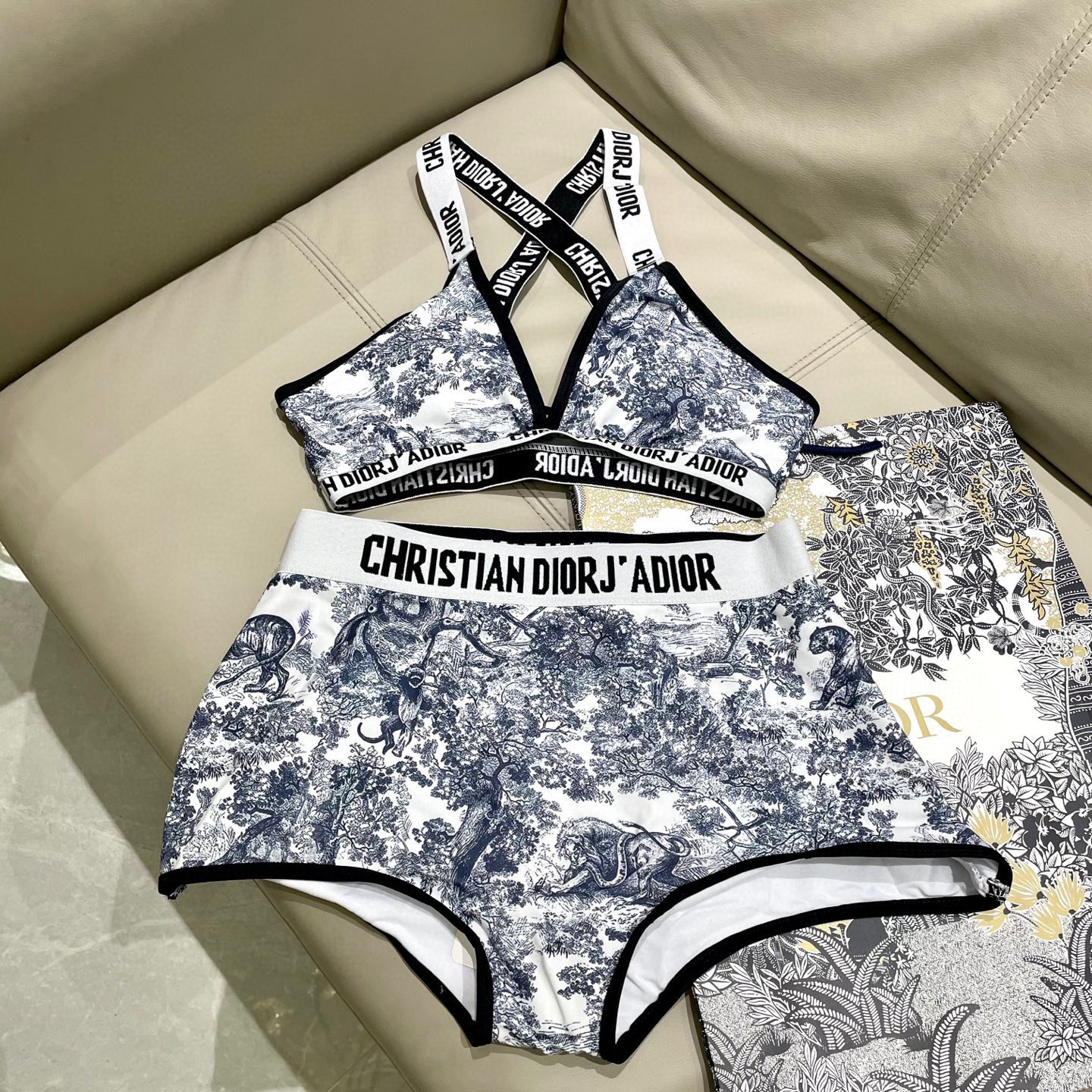  迪奥新款 动物印花专柜新款（带胸垫）😍🥰适合多种场景的游泳衣🏊‍♀️海边 游泳池 温泉 水上乐园 漂流