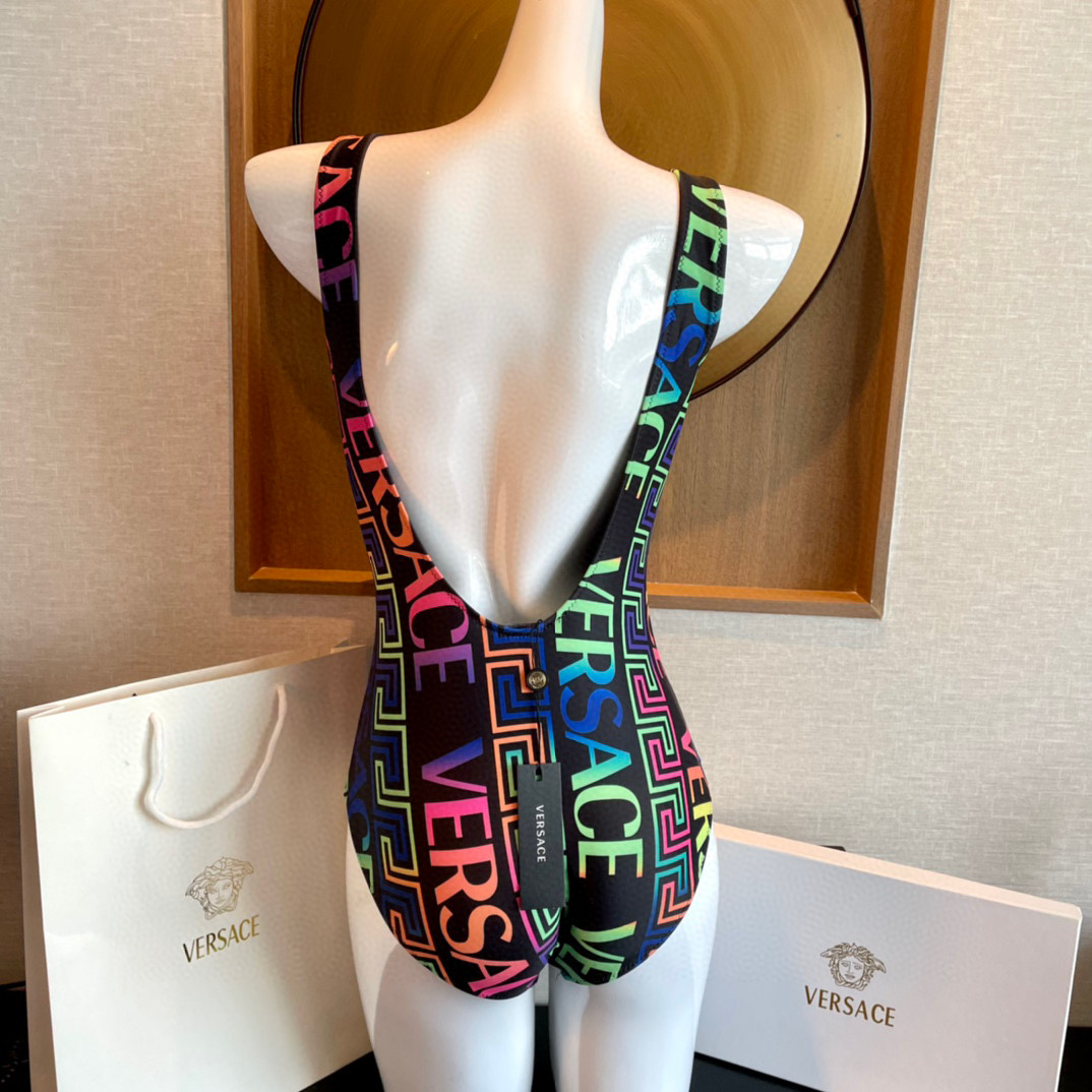 P 范思哲😍🥰适合多种场景的游泳衣🏊‍♀️海边 游泳池 温泉 水上乐园 漂流都可以😌内搭也完全可以 连体