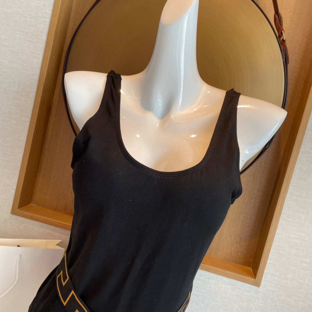 范思哲新款连体泳衣 👙❤️😍🥰适合多种场景的游泳衣🏊‍♀️海边 游泳池 温泉 水上乐园 漂流都可以😌内