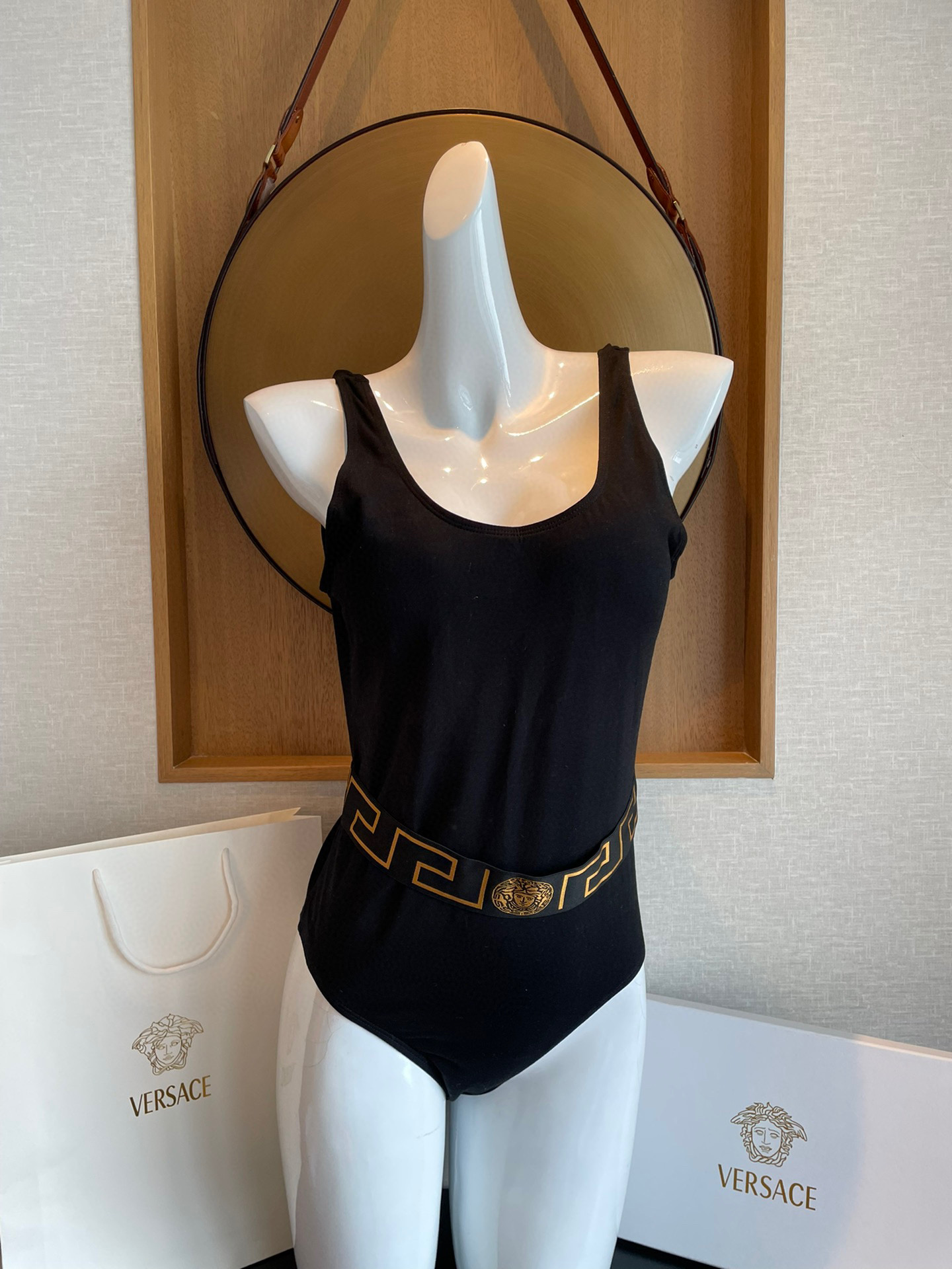  范思哲新款连体泳衣 👙❤️😍🥰适合多种场景的游泳衣🏊‍♀️海边 游泳池 温泉 水上乐园 漂流都可以😌内
