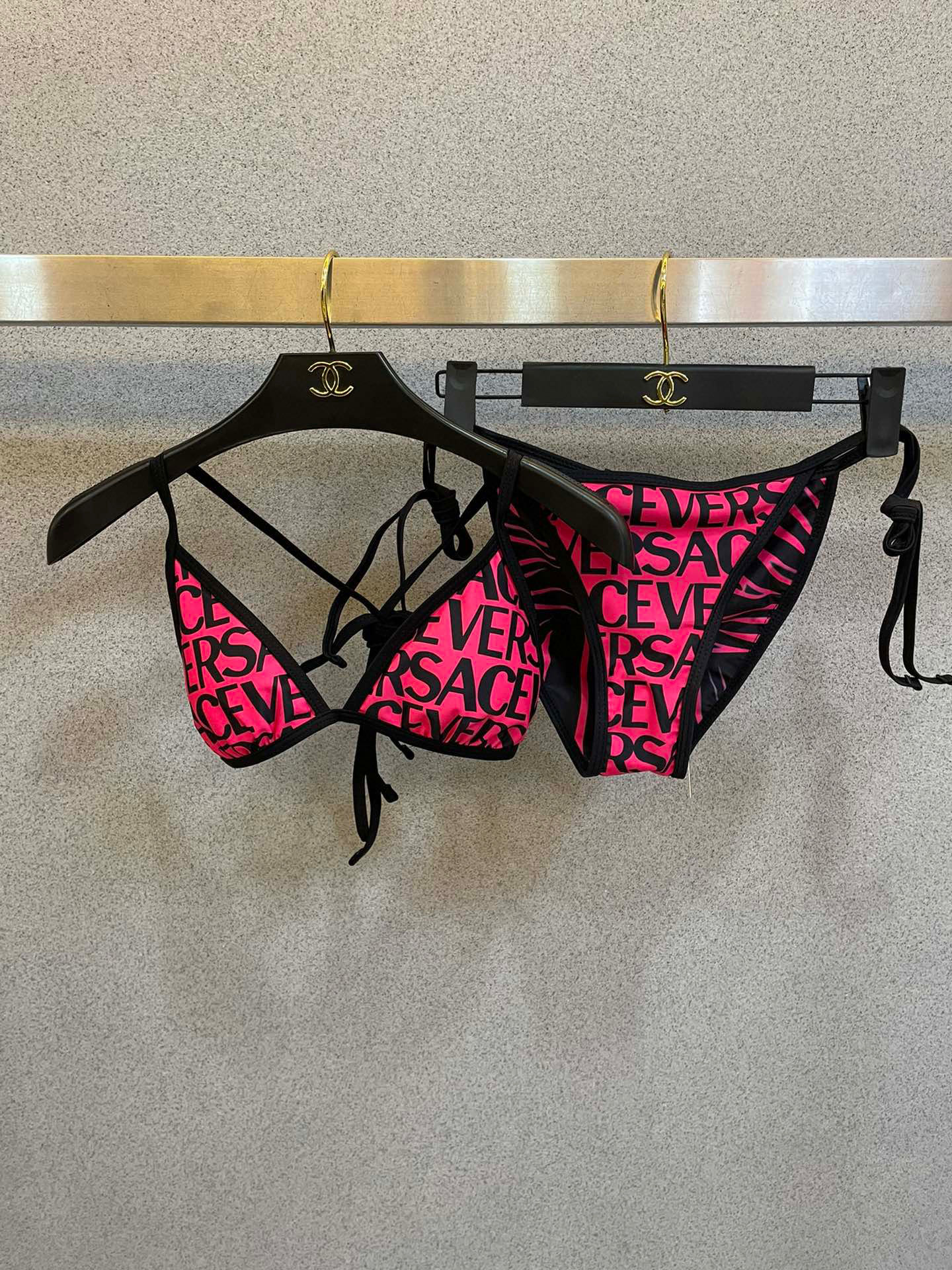 范思哲新款印花字母比基尼 推荐款👍👙❤️😍🥰适合多种场景的游泳衣🏊‍♀️海边 游泳池 温泉 水上乐园 