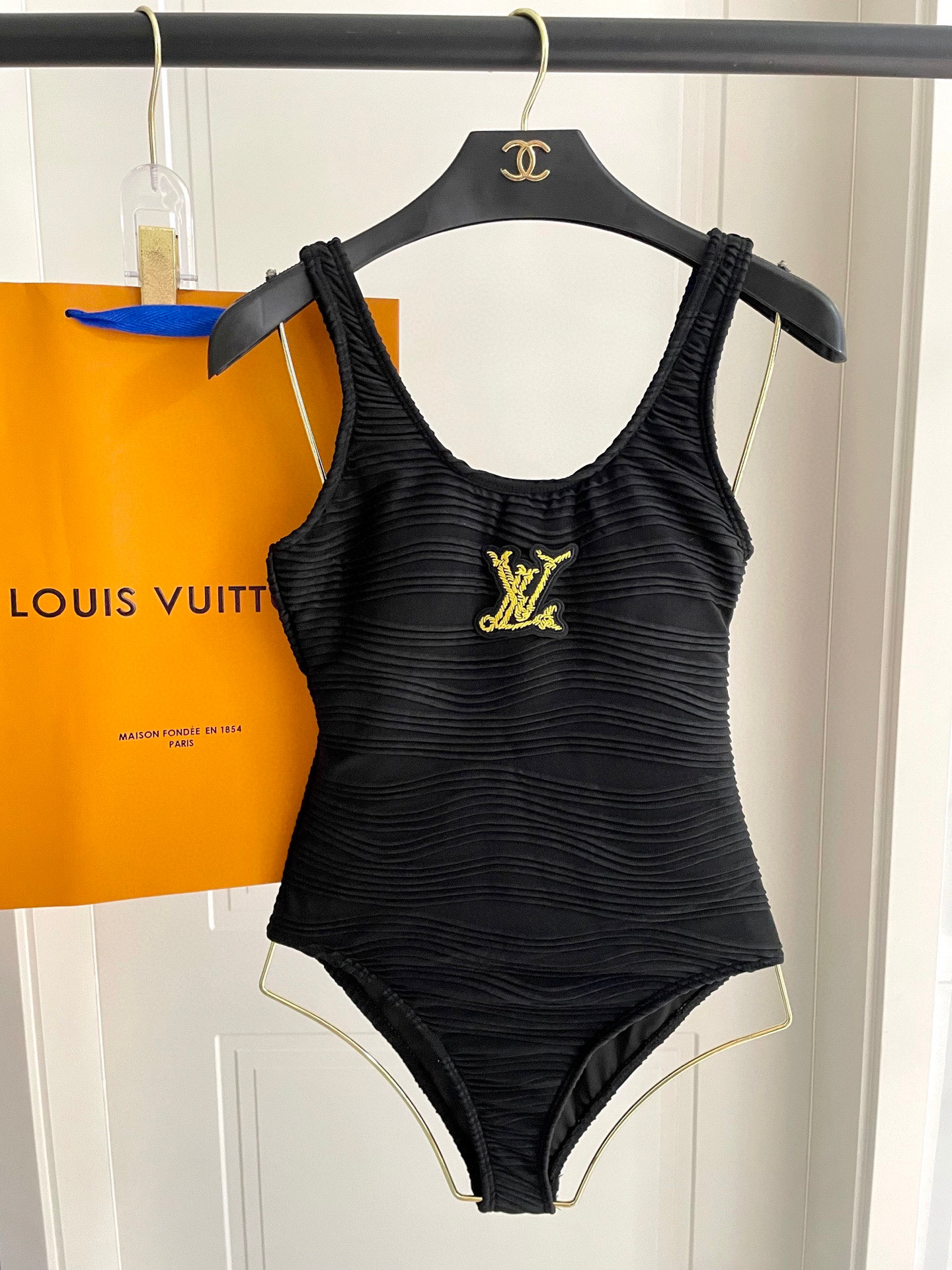  普拉达专柜新款连体泳衣😍🥰适合多种场景的游泳衣🏊‍♀️海边 游泳池 温泉 水上乐园 漂流都可以😌内搭也
