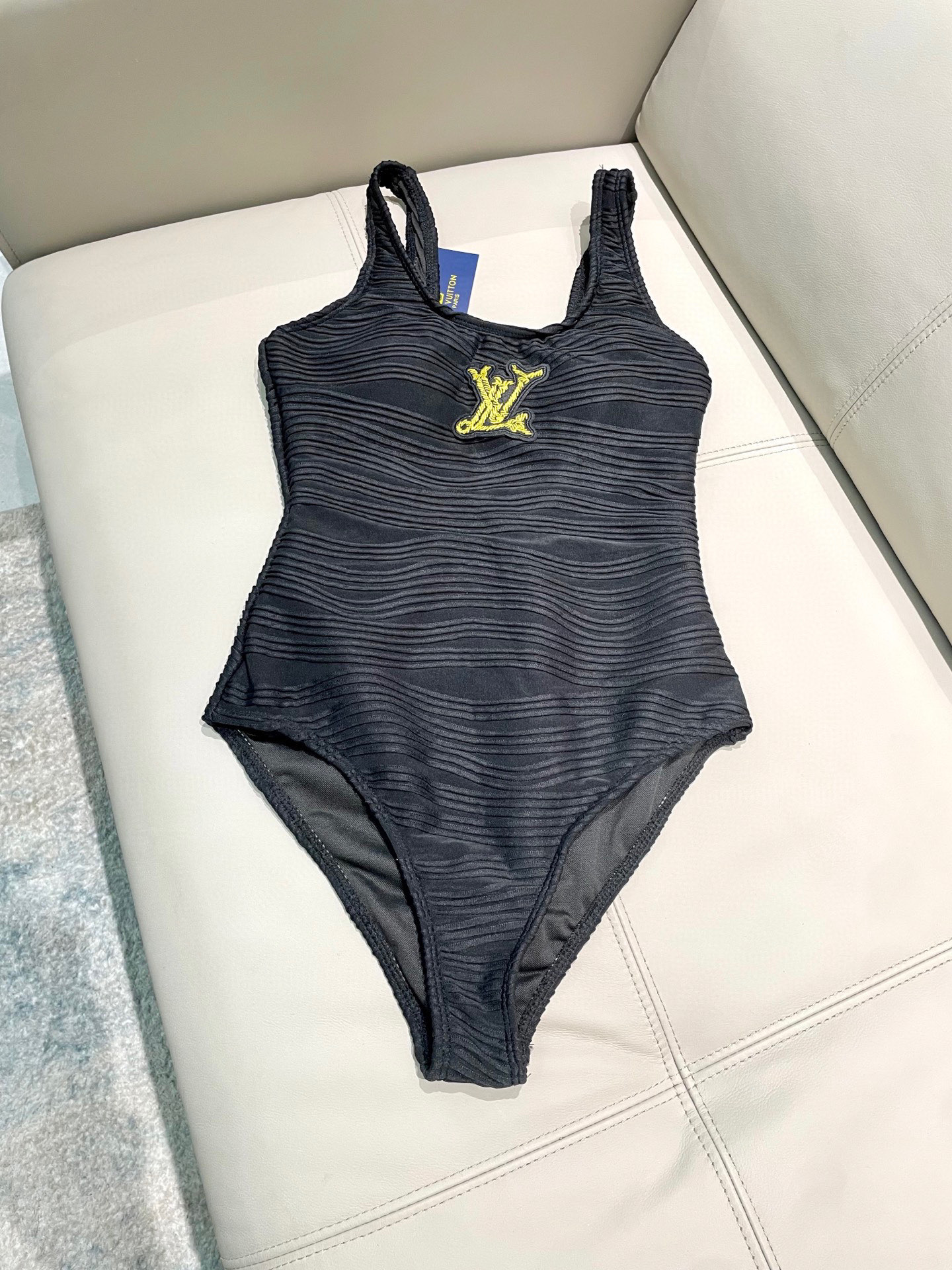  普拉达专柜新款连体泳衣😍🥰适合多种场景的游泳衣🏊‍♀️海边 游泳池 温泉 水上乐园 漂流都可以😌内搭也