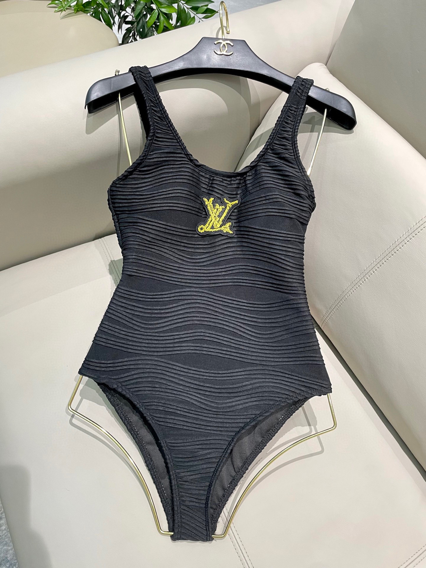  普拉达专柜新款连体泳衣😍🥰适合多种场景的游泳衣🏊‍♀️海边 游泳池 温泉 水上乐园 漂流都可以😌内搭也