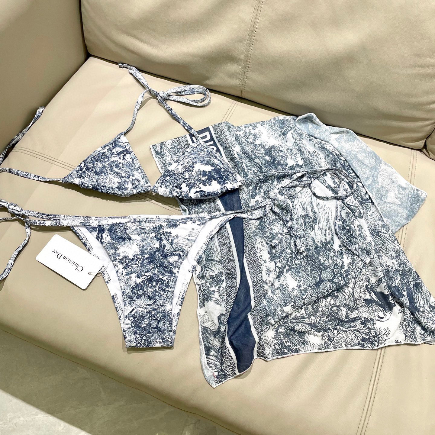  迪奥新款三件套 动物印花专柜新款（带胸垫）😍🥰适合多种场景的游泳衣🏊‍♀️海边 游泳池 温泉 水上乐园