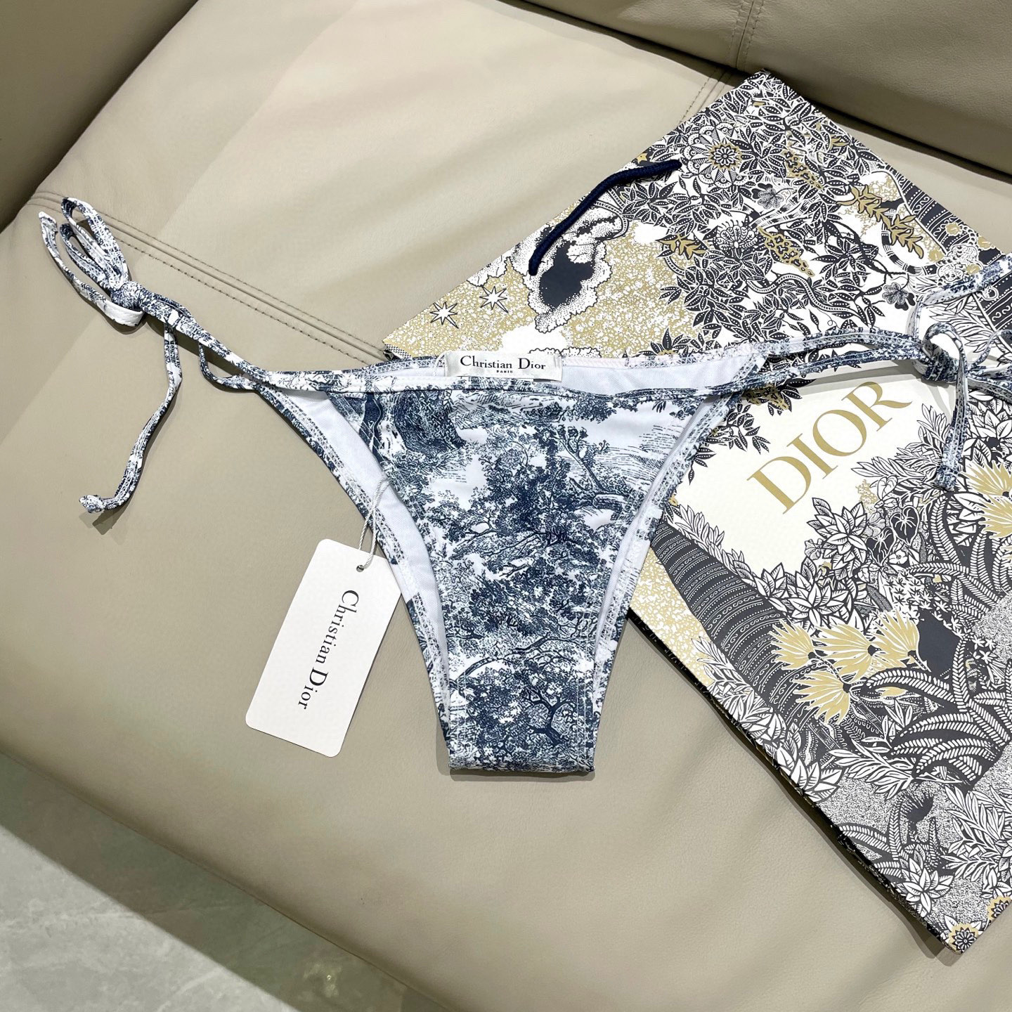  迪奥新款三件套 动物印花专柜新款（带胸垫）😍🥰适合多种场景的游泳衣🏊‍♀️海边 游泳池 温泉 水上乐园