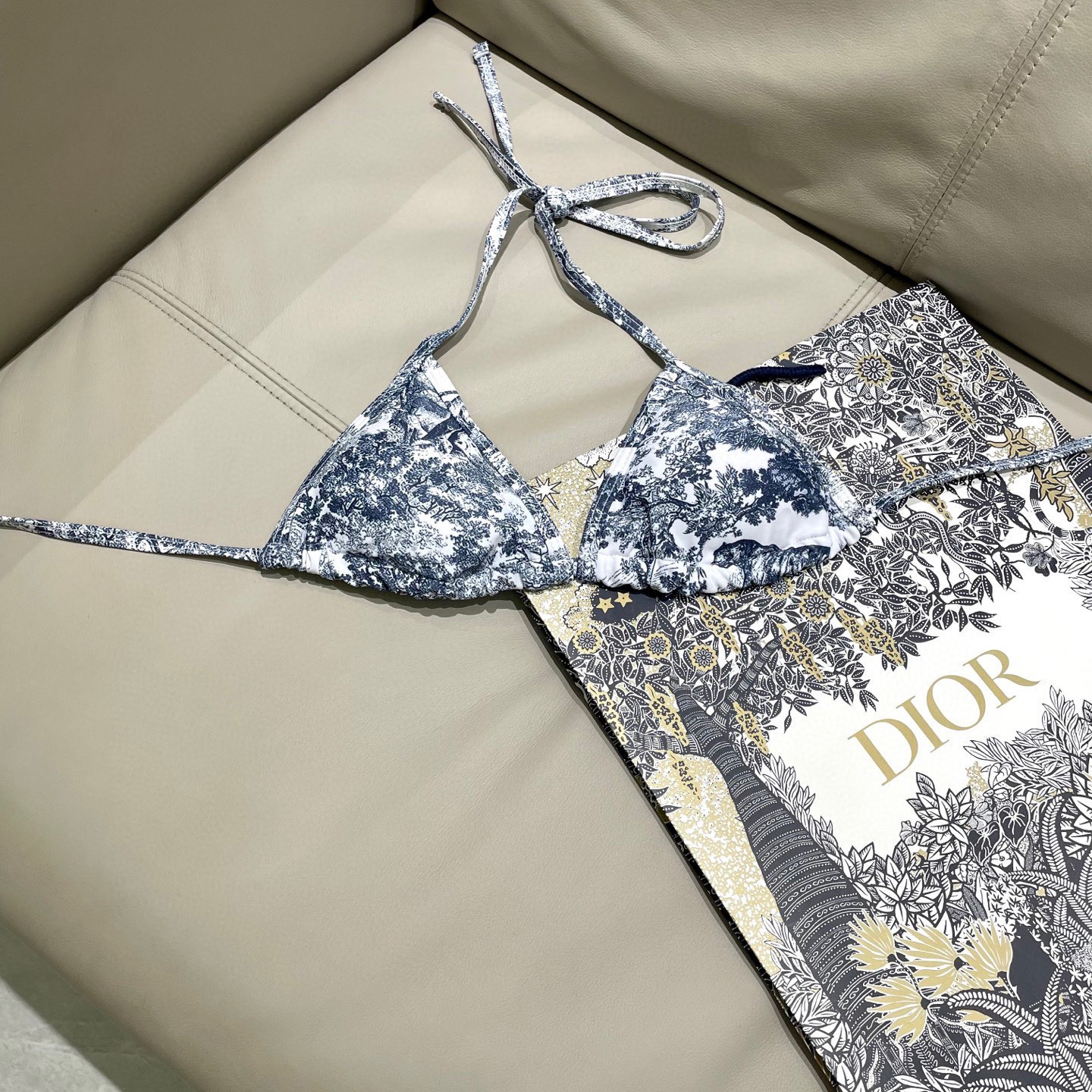  迪奥新款三件套 动物印花专柜新款（带胸垫）😍🥰适合多种场景的游泳衣🏊‍♀️海边 游泳池 温泉 水上乐园