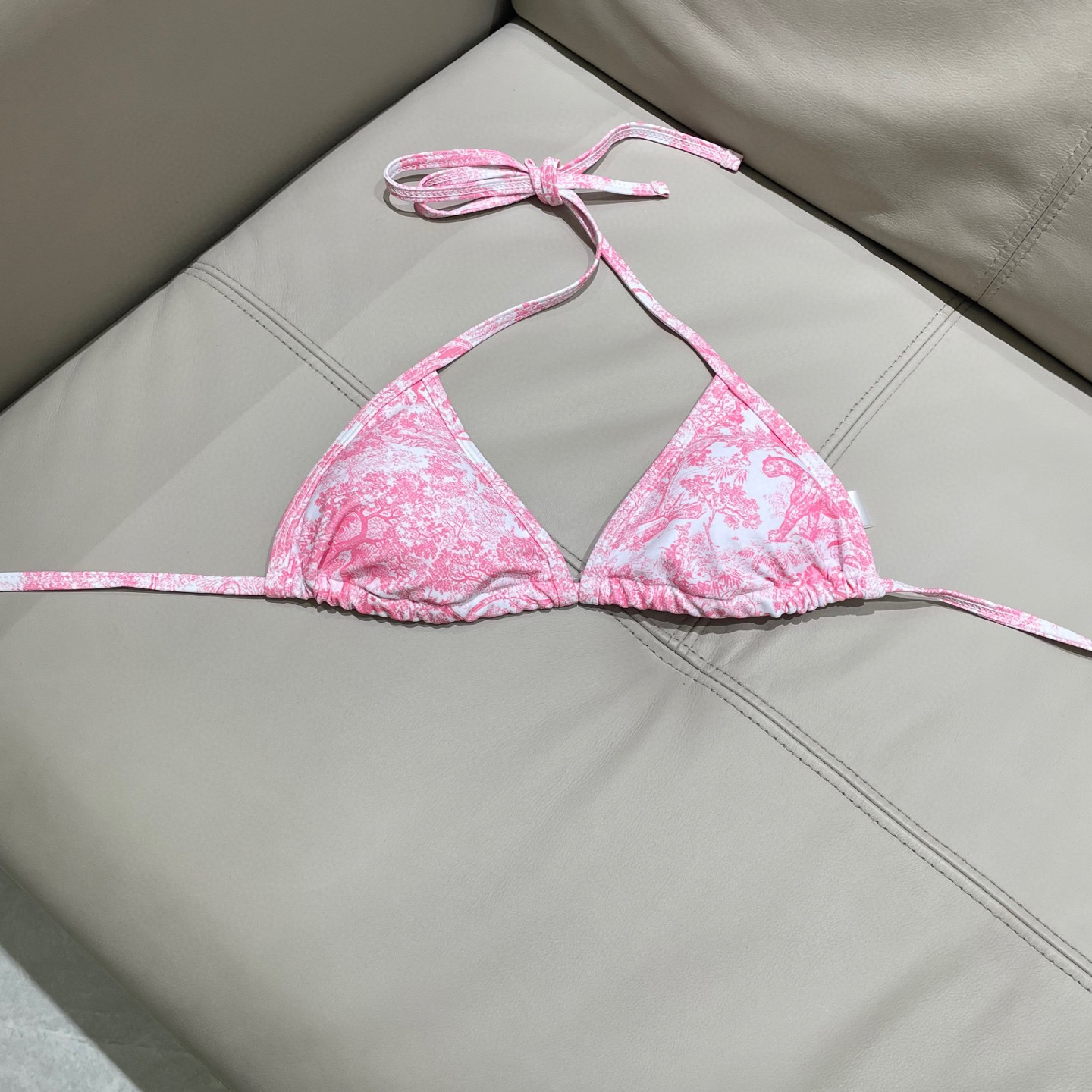  迪奥新款三件套 动物印花专柜新款（带胸垫）😍🥰适合多种场景的游泳衣🏊‍♀️海边 游泳池 温泉 水上乐园