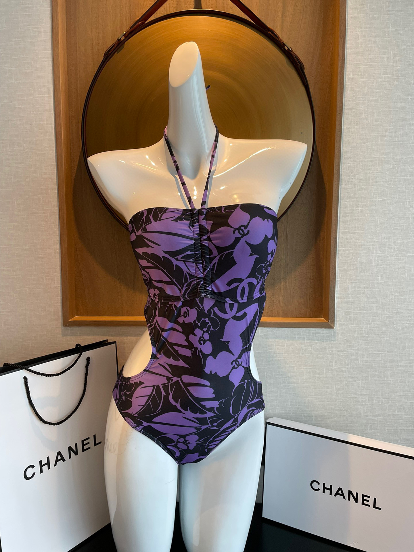 NO:375609,70 Chanel Camellia swimsuit is a swimsuit suitable for many scenes. The beach, swimming pool, hot spring, water park, rafting can be worn inside. The one-piece design covers the flesh and looks tall. The abdomen is a little fleshy. The back design reveals the beautiful back. The fabric is breathable and comfortable. The quick-drying elastic swimsuit is easier to clean. S M L Xl swimsuits, swimsuits, bikinis, chanel, chanel, swimsuits, bikinis1986090970 Chanel 香奈儿山茶花连体泳衣 适合多种场景的游泳衣♀海边 游泳池 温泉 水上乐园 漂流都可以内搭也完全可以 连体设计遮肉显高挑 腹部有点肉肉也不影响咱美美的 背面设计大露美背 面料透气舒适.速干弹性的游泳衣更加帖肤易清洗 码数S M L Xl泳衣泳裤比基尼,泳衣，泳裤，比基尼,chanel,chanel,swimsuits,bikinis,accessory