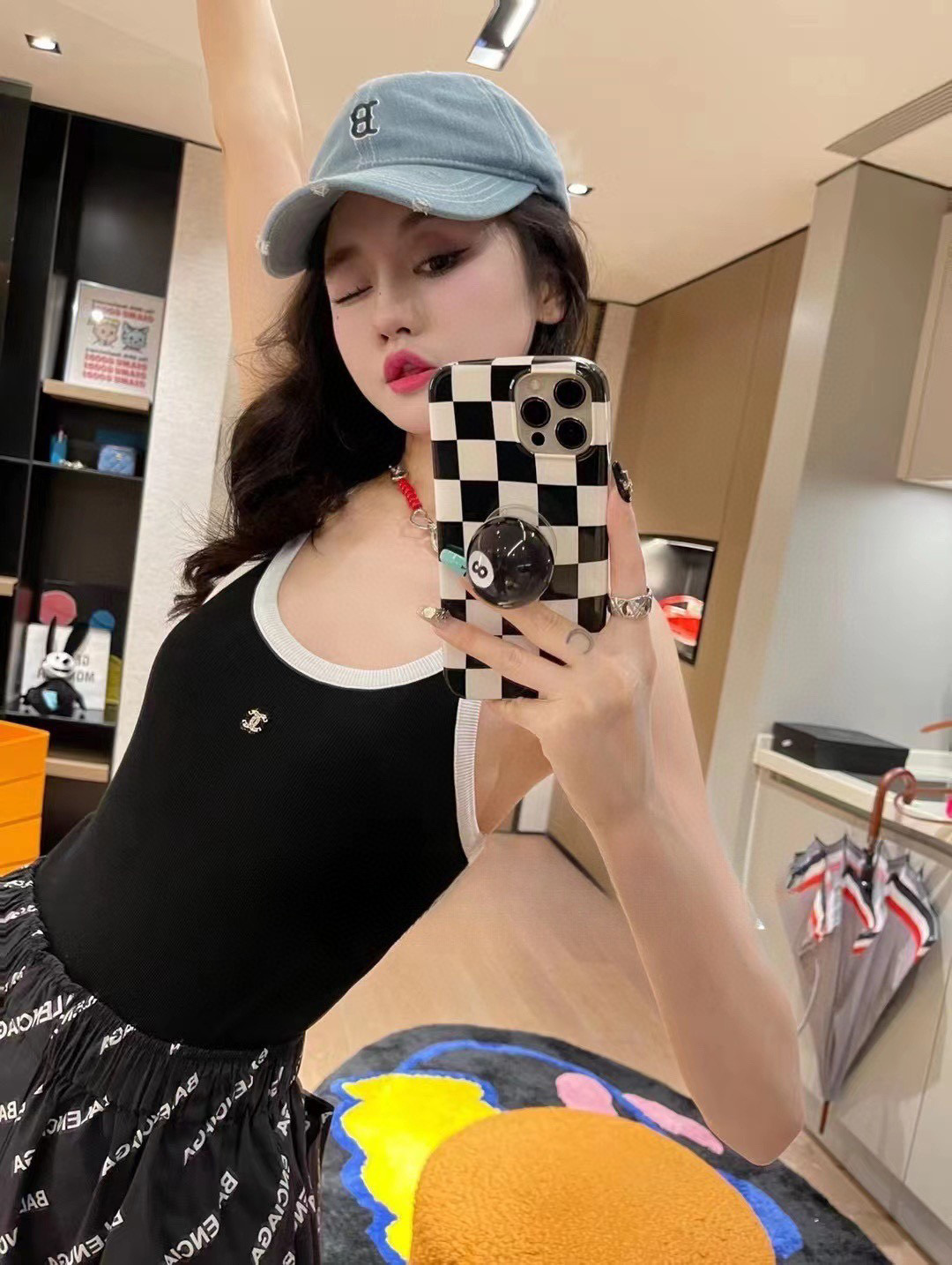  新款香奈儿泳衣💞
简简单单的一眼就爱上了🥳
香奶奶本季最该买的单品之一
小香吊带泳衣
单品搭配🌫休闲时