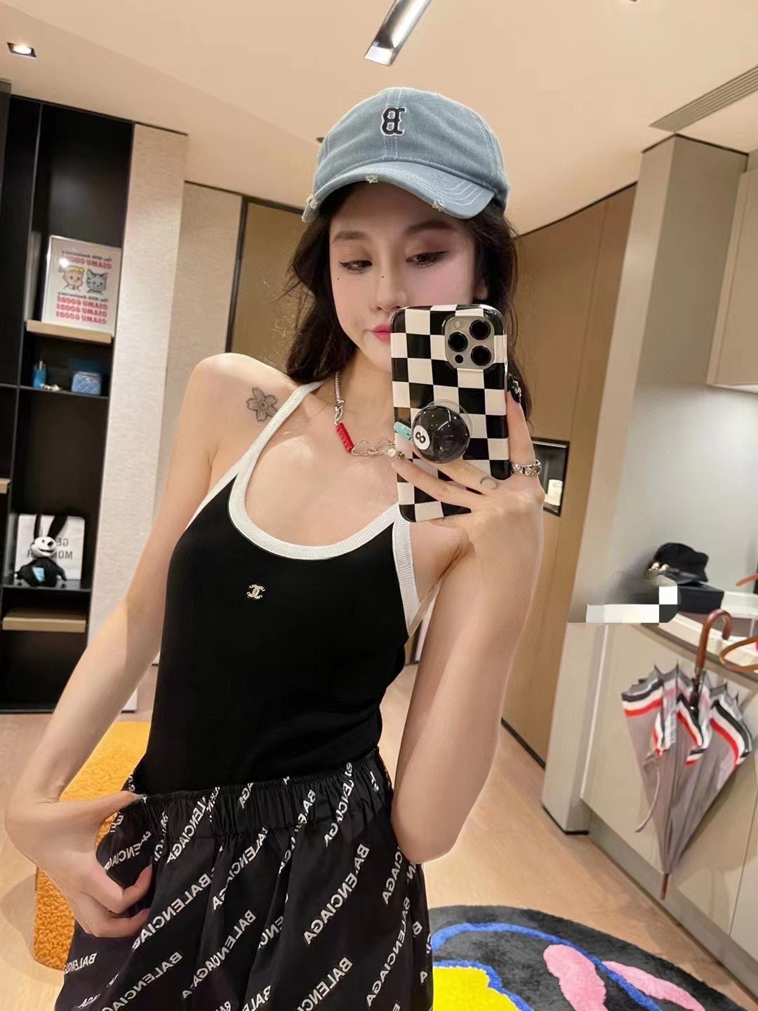  新款香奈儿泳衣💞
简简单单的一眼就爱上了🥳
香奶奶本季最该买的单品之一
小香吊带泳衣
单品搭配🌫休闲时