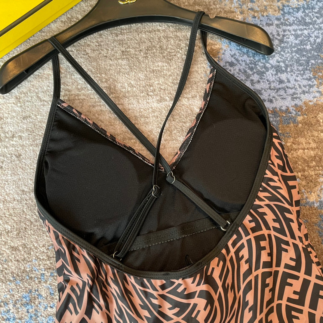  Fendi 芬迪连体泳衣  😍🥰适合多种场景的游泳衣🏊‍♀️海边 游泳池 温泉 水上乐园 漂流都可以😌