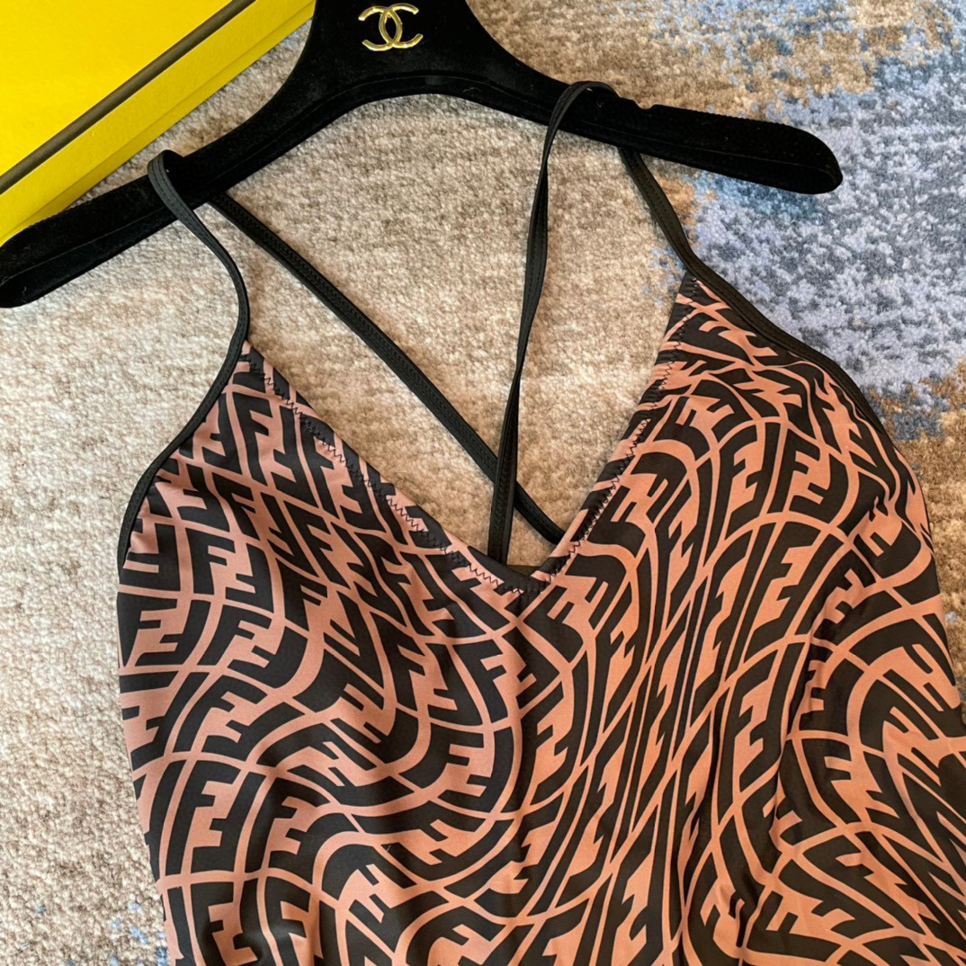  Fendi 芬迪连体泳衣  😍🥰适合多种场景的游泳衣🏊‍♀️海边 游泳池 温泉 水上乐园 漂流都可以😌