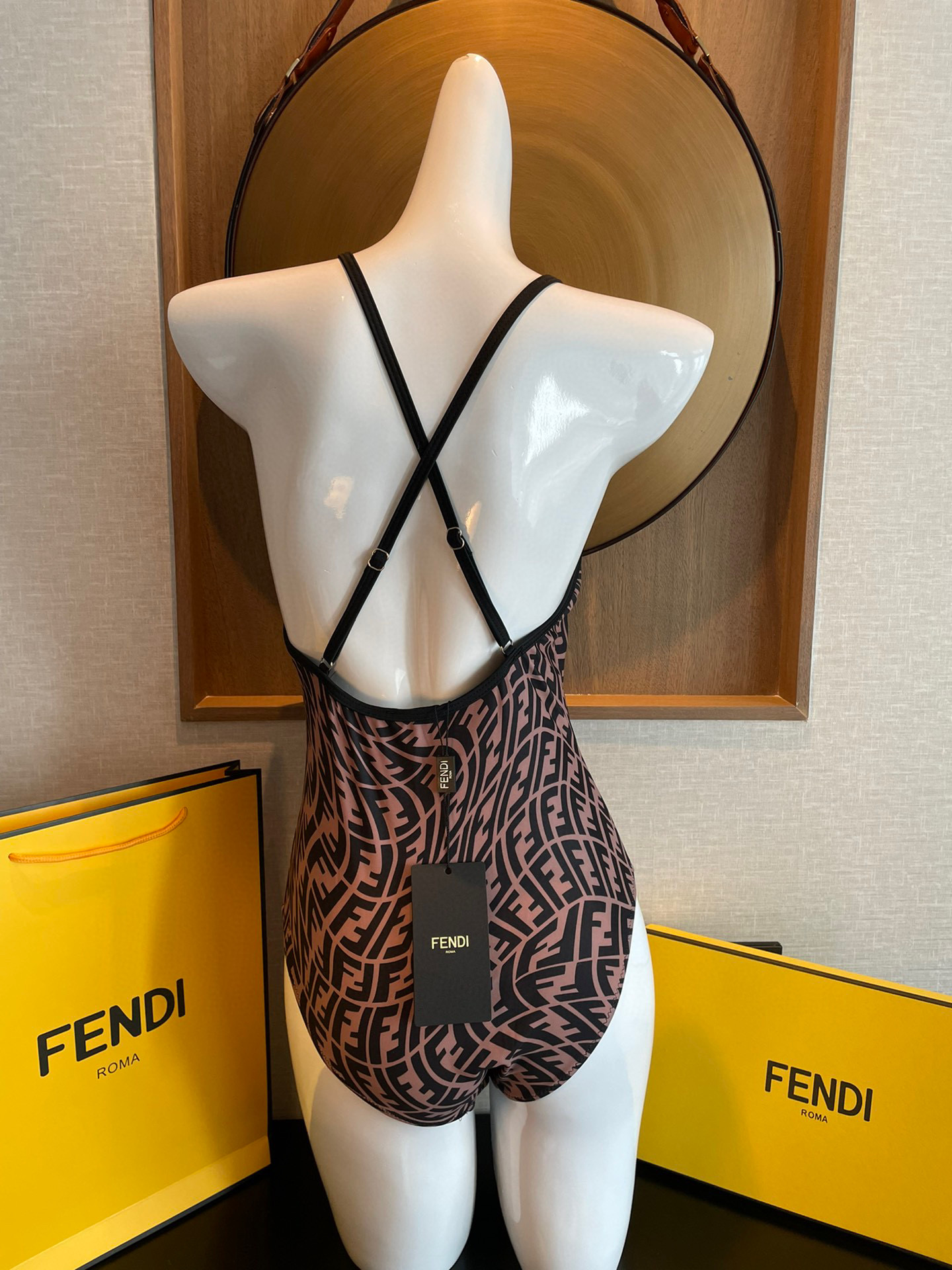  Fendi 芬迪连体泳衣  😍🥰适合多种场景的游泳衣🏊‍♀️海边 游泳池 温泉 水上乐园 漂流都可以😌