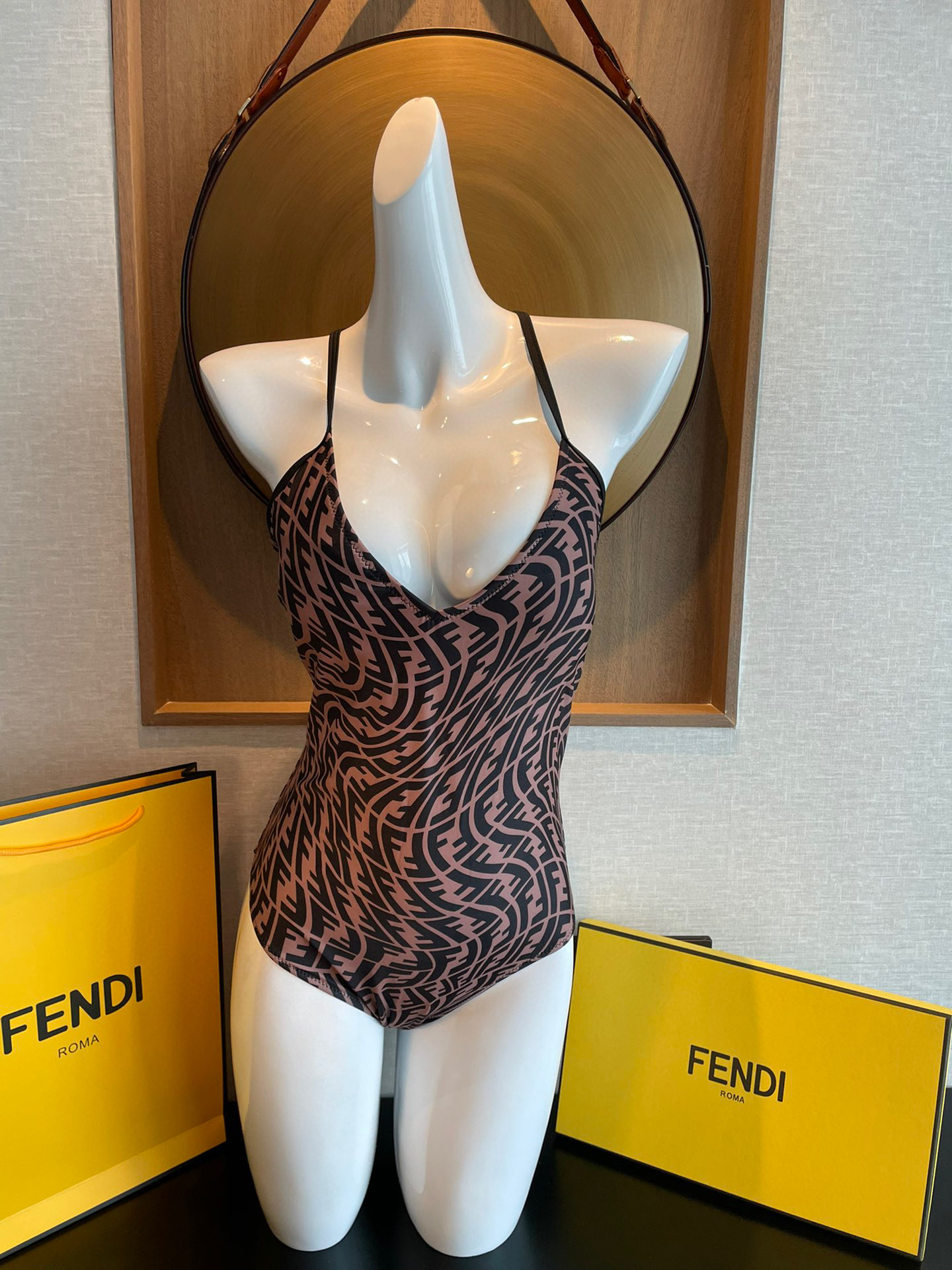  Fendi 芬迪连体泳衣  😍🥰适合多种场景的游泳衣🏊‍♀️海边 游泳池 温泉 水上乐园 漂流都可以😌