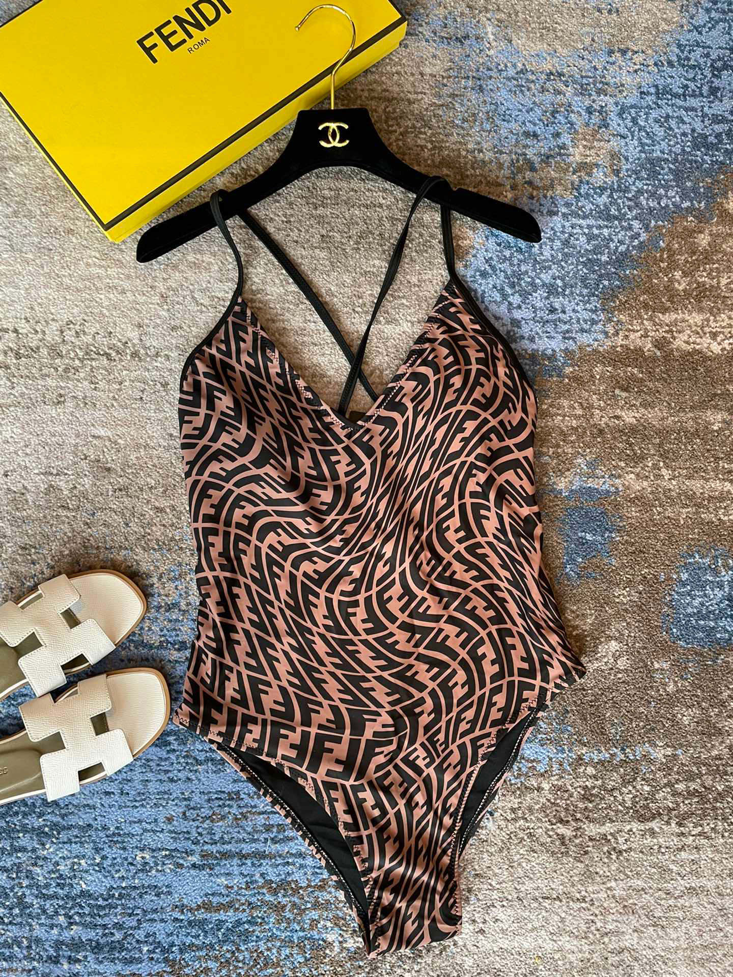  Fendi 芬迪连体泳衣  😍🥰适合多种场景的游泳衣🏊‍♀️海边 游泳池 温泉 水上乐园 漂流都可以😌