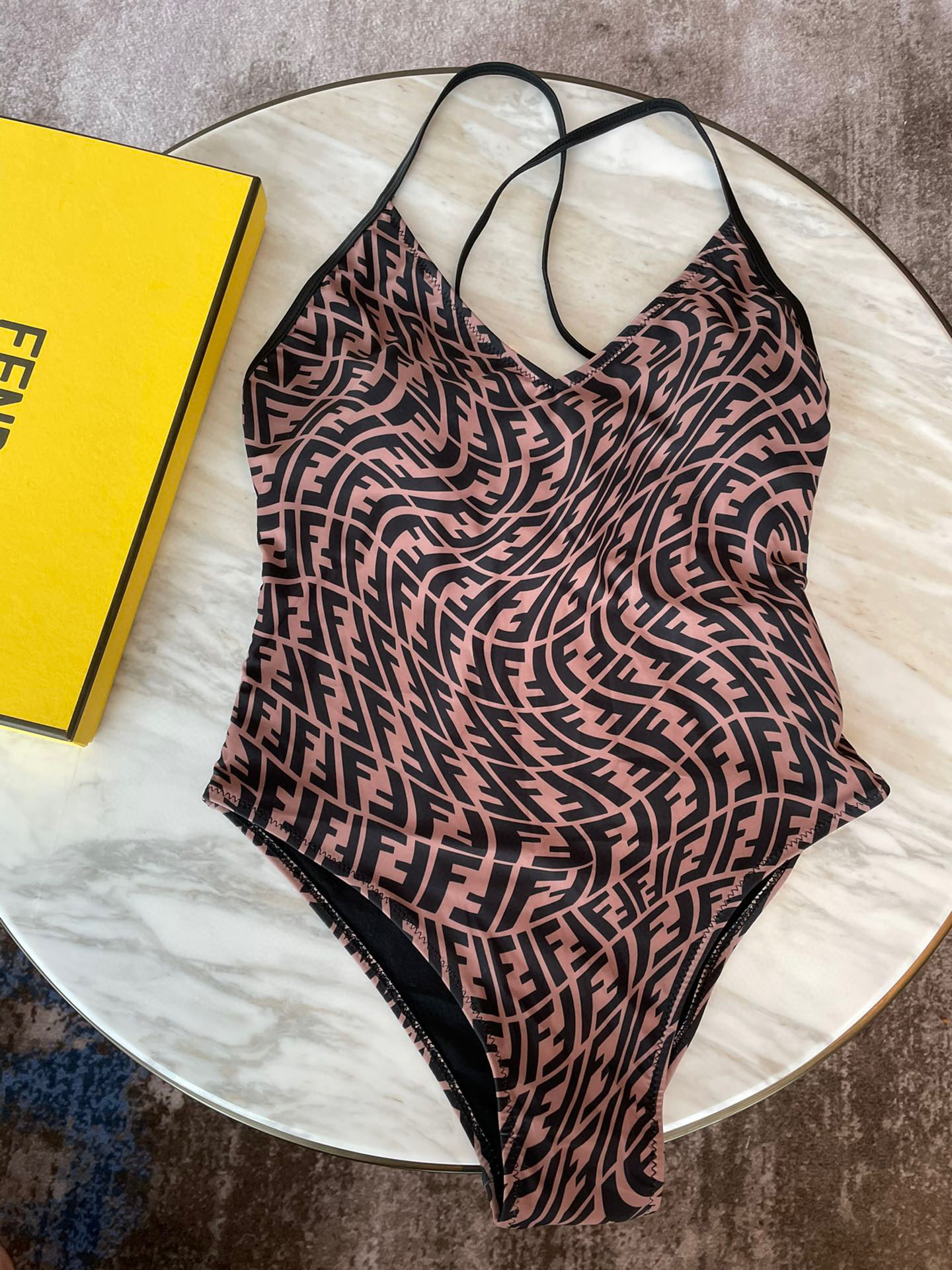  Fendi 芬迪连体泳衣  😍🥰适合多种场景的游泳衣🏊‍♀️海边 游泳池 温泉 水上乐园 漂流都可以😌