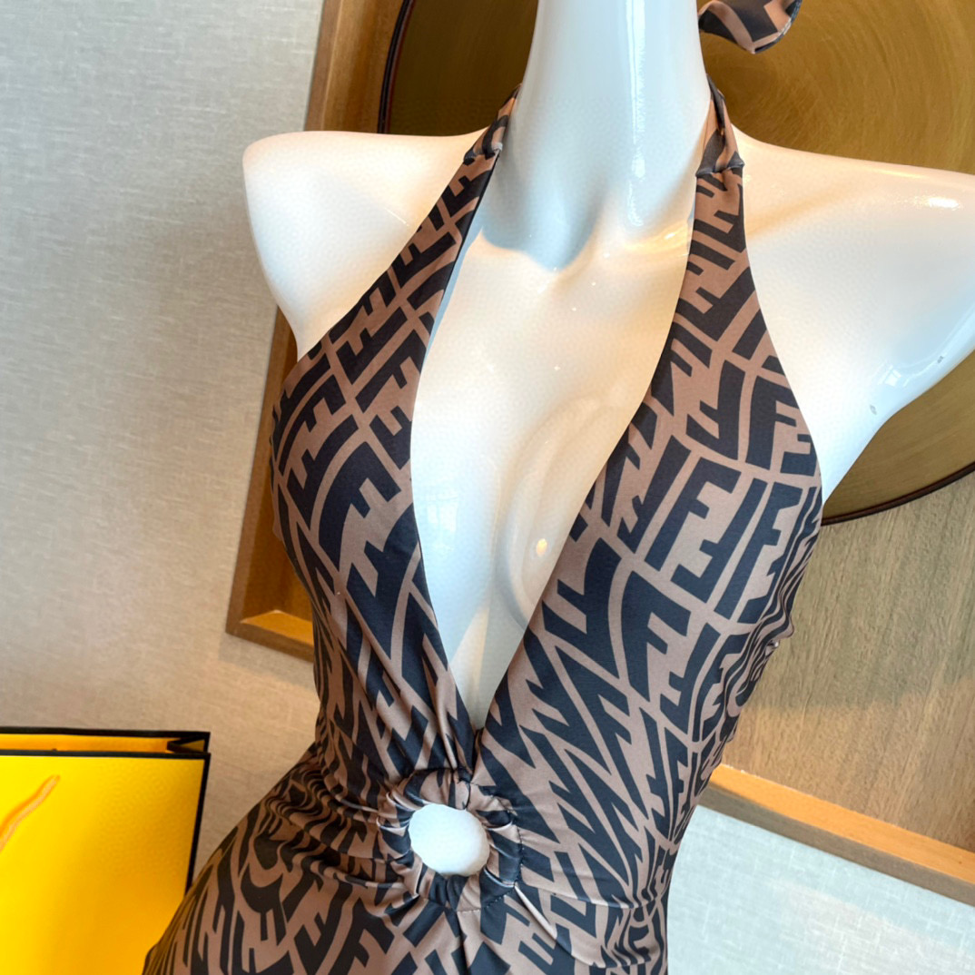  Fendi 芬迪连体泳衣  😍🥰适合多种场景的游泳衣🏊‍♀️海边 游泳池 温泉 水上乐园 漂流都可以😌