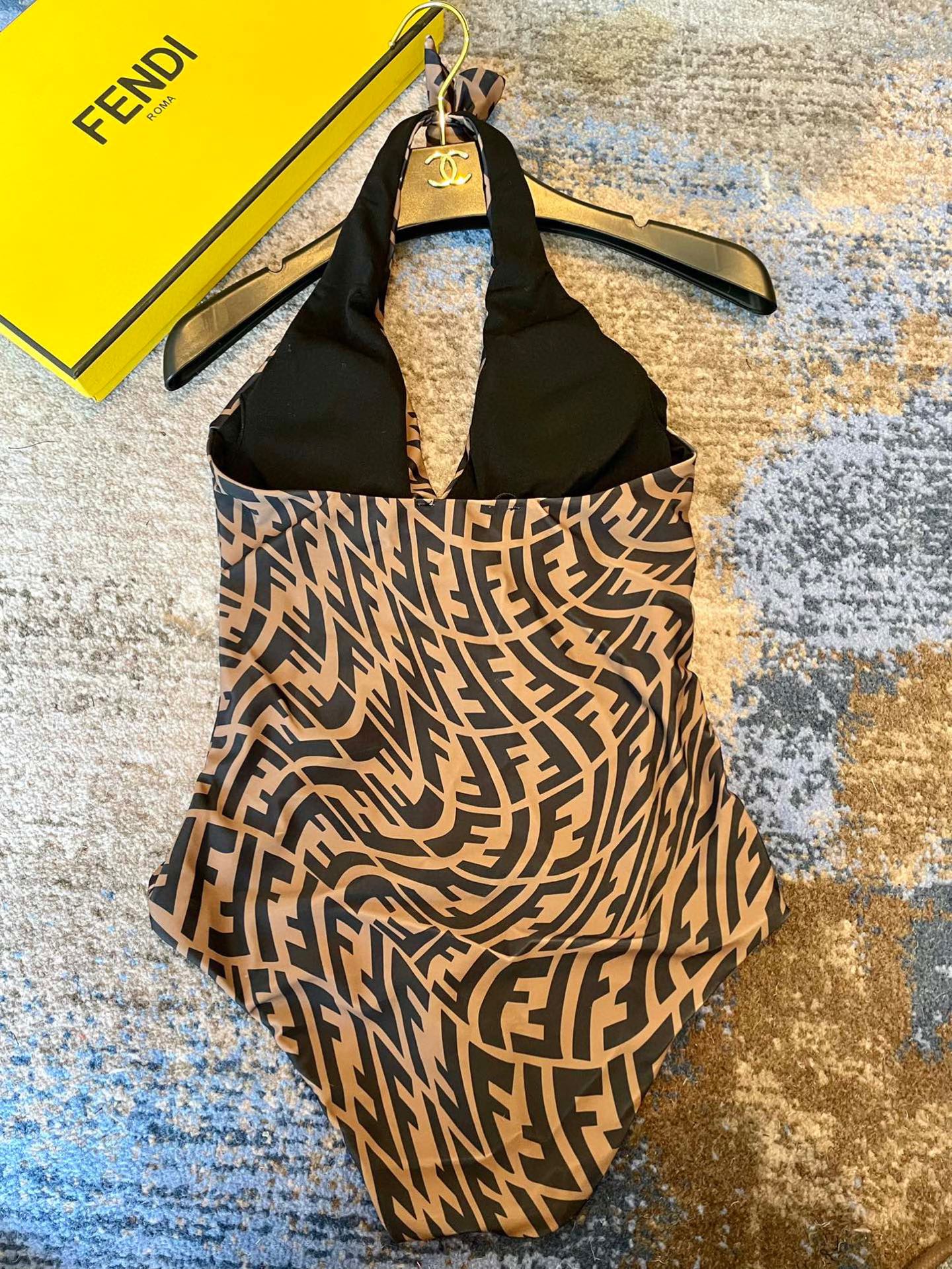  Fendi 芬迪连体泳衣  😍🥰适合多种场景的游泳衣🏊‍♀️海边 游泳池 温泉 水上乐园 漂流都可以😌