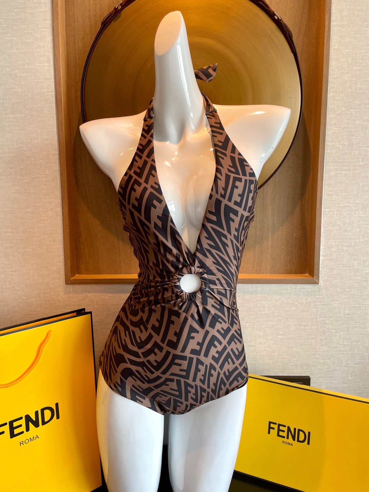  Fendi 芬迪连体泳衣  😍🥰适合多种场景的游泳衣🏊‍♀️海边 游泳池 温泉 水上乐园 漂流都可以😌