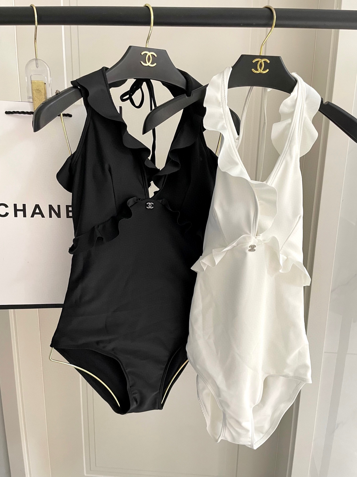  Chanel新款连体泳衣   时尚潮流款 😍🥰适合多种场景的游泳衣🏊‍♀️海边 游泳池 温泉 水上乐园