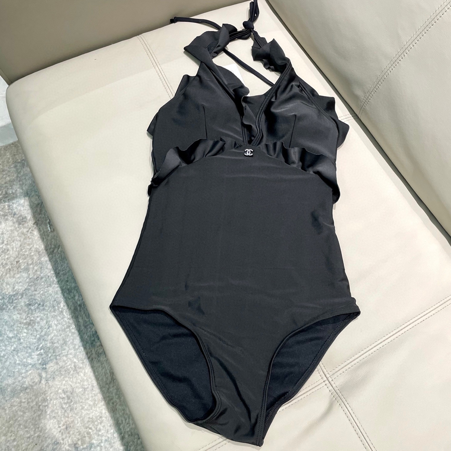  Chanel新款连体泳衣   时尚潮流款 😍🥰适合多种场景的游泳衣🏊‍♀️海边 游泳池 温泉 水上乐园