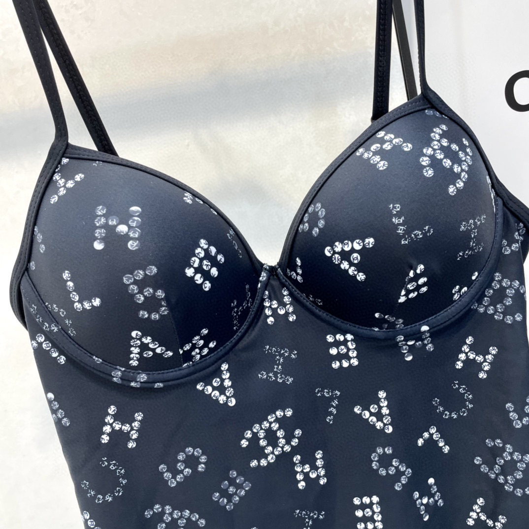  Chanel 新款连体衣 😍🥰适合多种场景的游泳衣🏊‍♀️海边 游泳池 温泉 水上乐园 漂流都可以😌内
